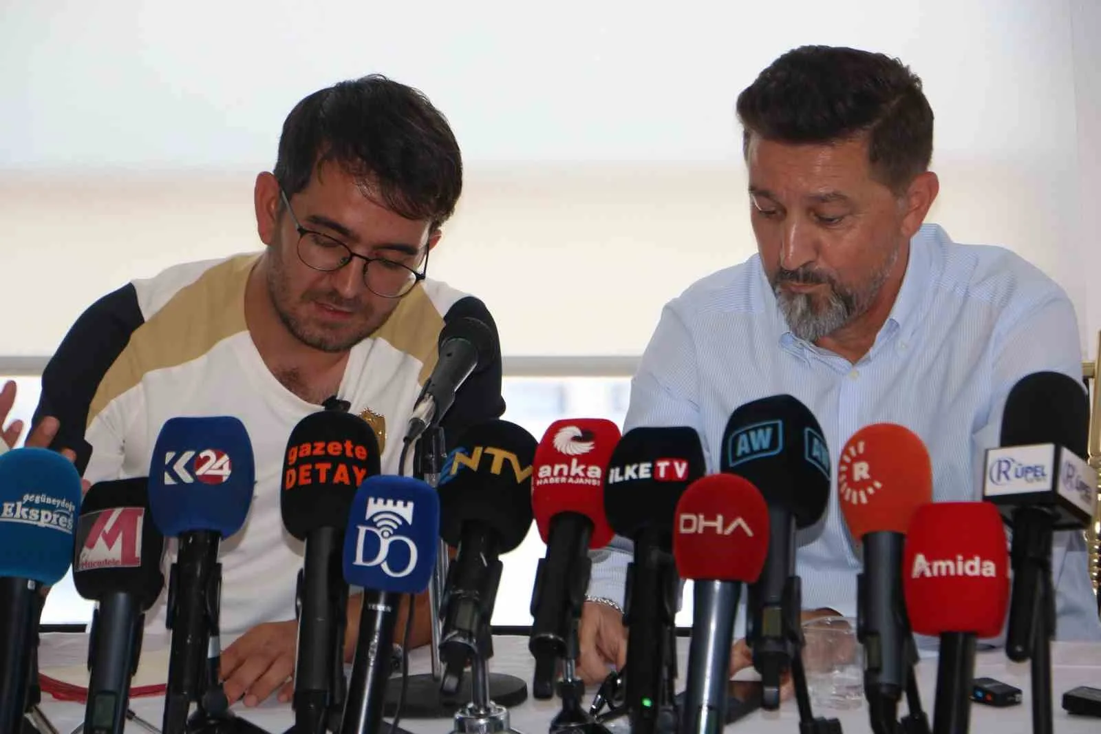 AMED SPORTİF FAALİYETLER TEKNİK DİREKTÖRÜ BESNİK HASİ VE FUTBOL ŞUBE SORUMLUSU NEDİM ŞİMŞEK BASIN TOPLANTISI YAPTI.