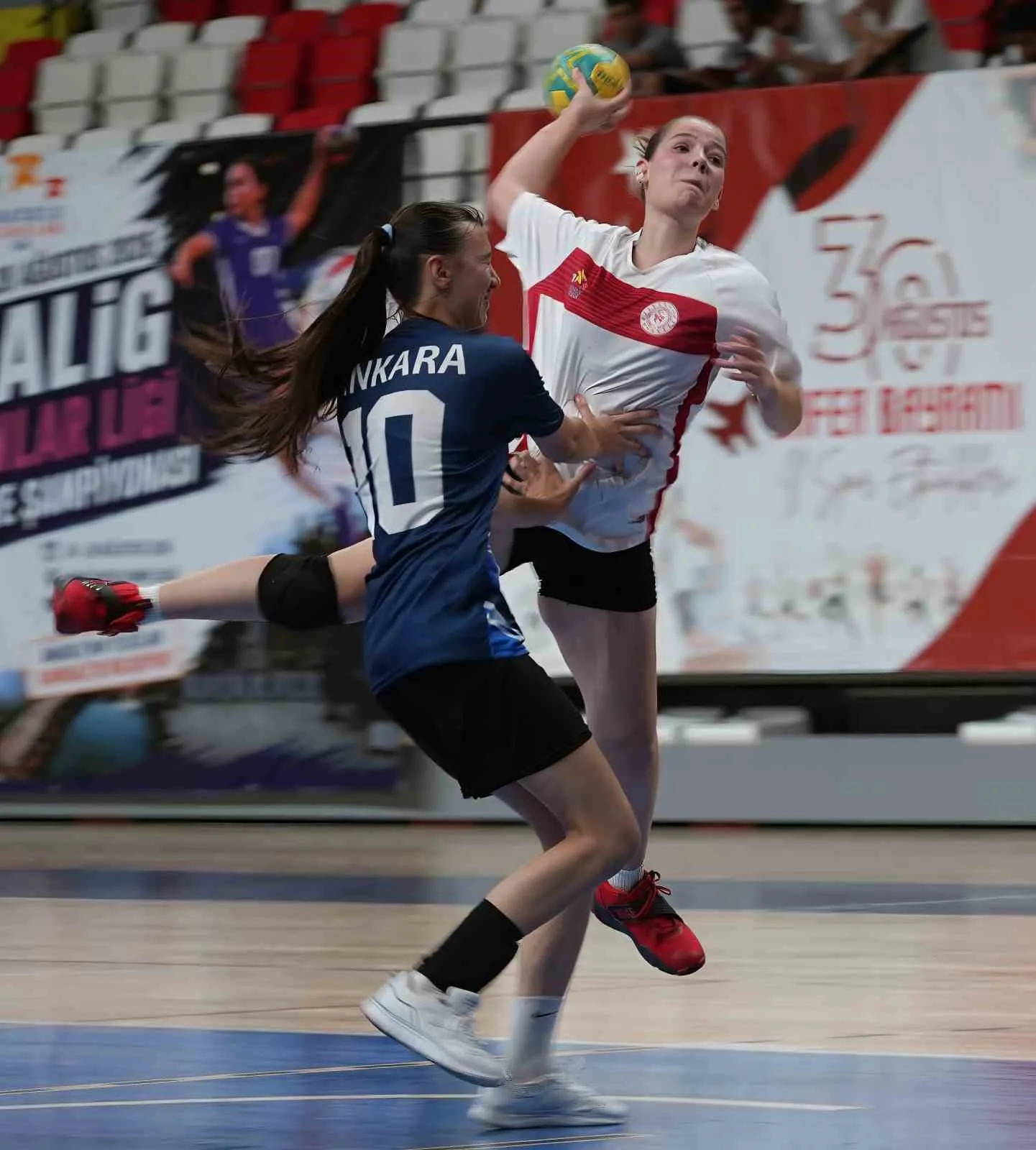 SPORCULAR VE ANTRENÖRLERİN KATILDIĞI SEREMONİNİN ARDINDAN İLK MÜSABAKA ANKARA İLE İZMİR TAKIMLARI ARASINDA OYNANDI