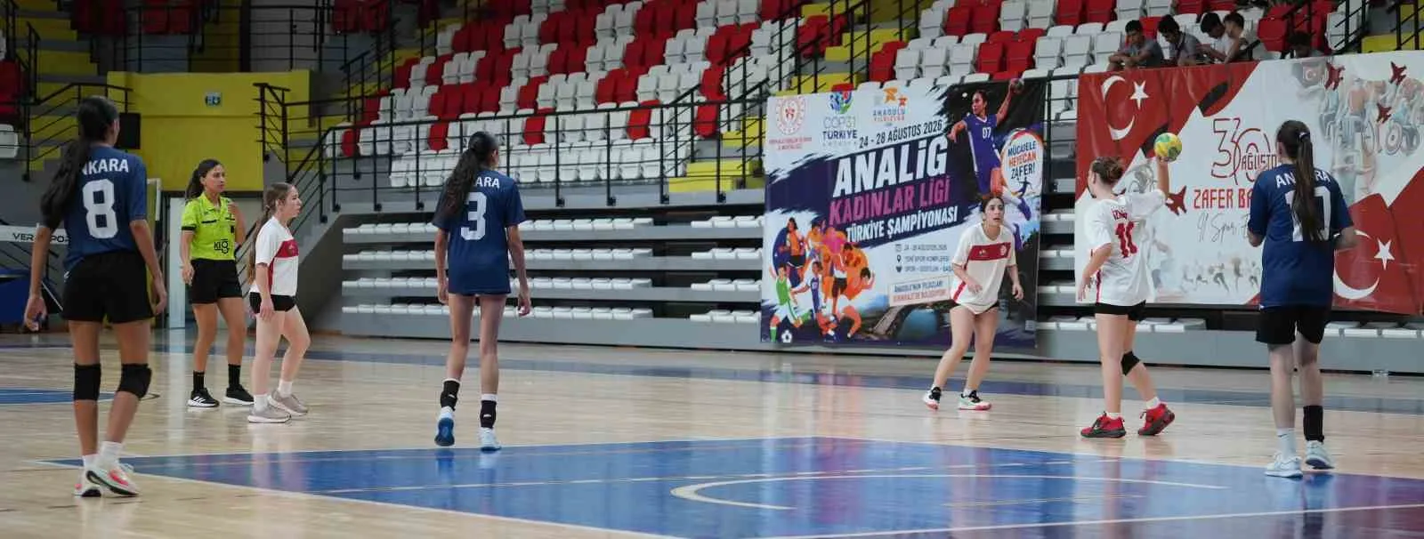 SPORCULAR VE ANTRENÖRLERİN KATILDIĞI SEREMONİNİN ARDINDAN İLK MÜSABAKA ANKARA İLE İZMİR TAKIMLARI ARASINDA OYNANDI