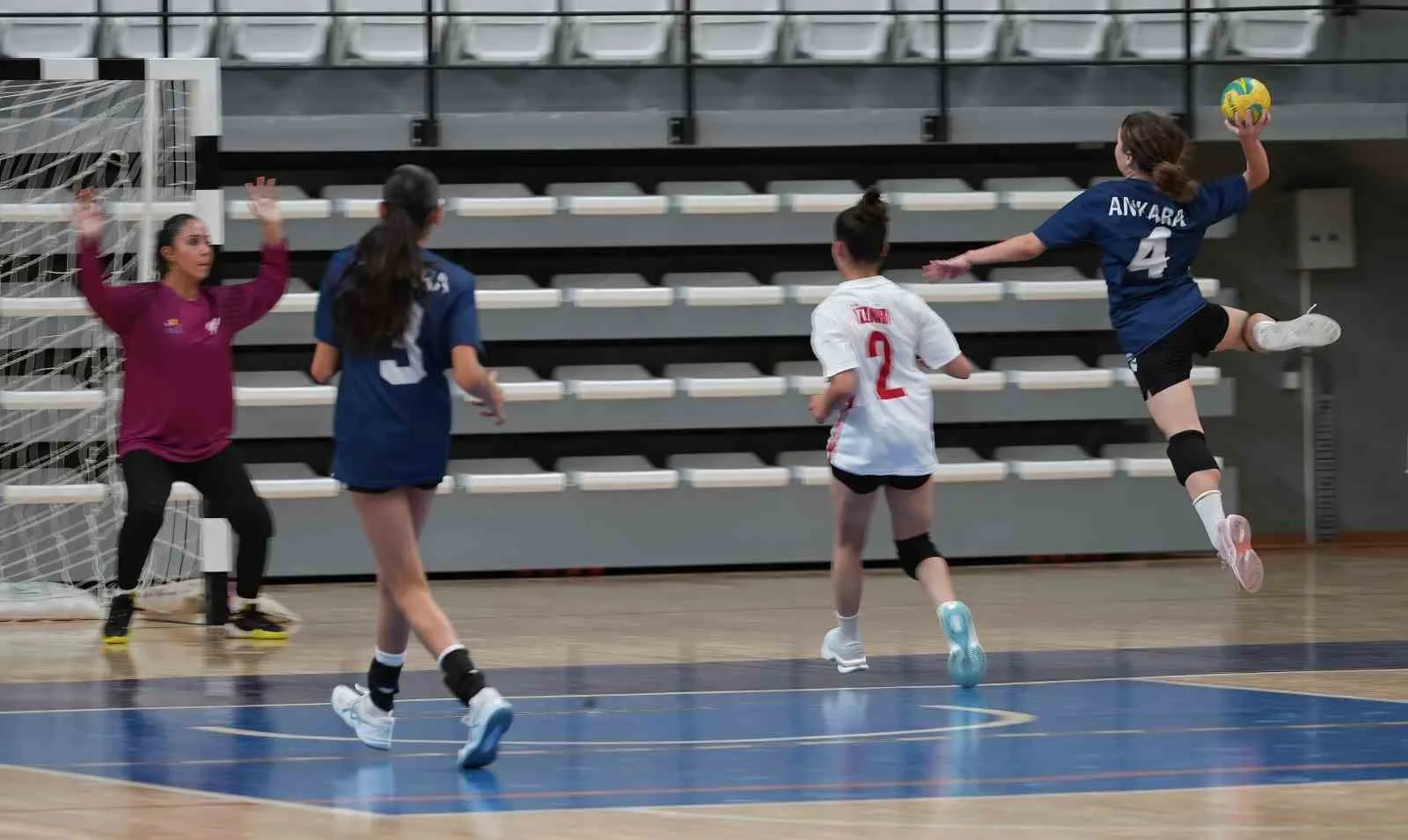 SPORCULAR VE ANTRENÖRLERİN KATILDIĞI SEREMONİNİN ARDINDAN İLK MÜSABAKA ANKARA İLE İZMİR TAKIMLARI ARASINDA OYNANDI