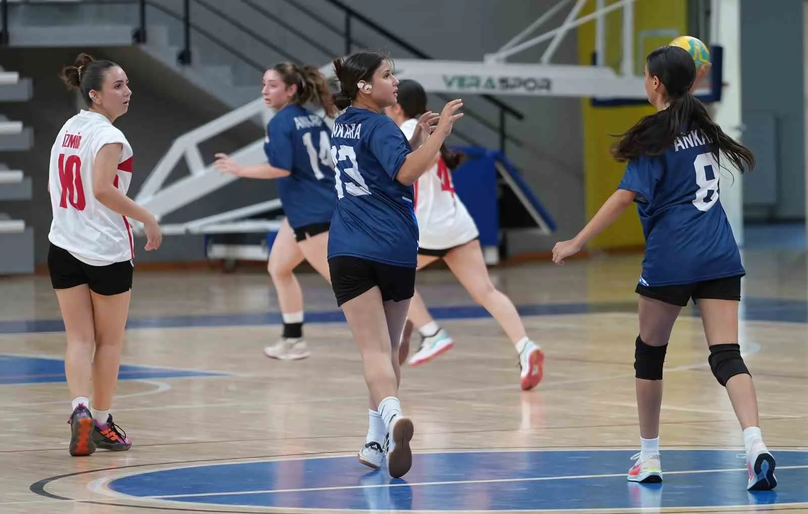 SPORCULAR VE ANTRENÖRLERİN KATILDIĞI SEREMONİNİN ARDINDAN İLK MÜSABAKA ANKARA İLE İZMİR TAKIMLARI ARASINDA OYNANDI