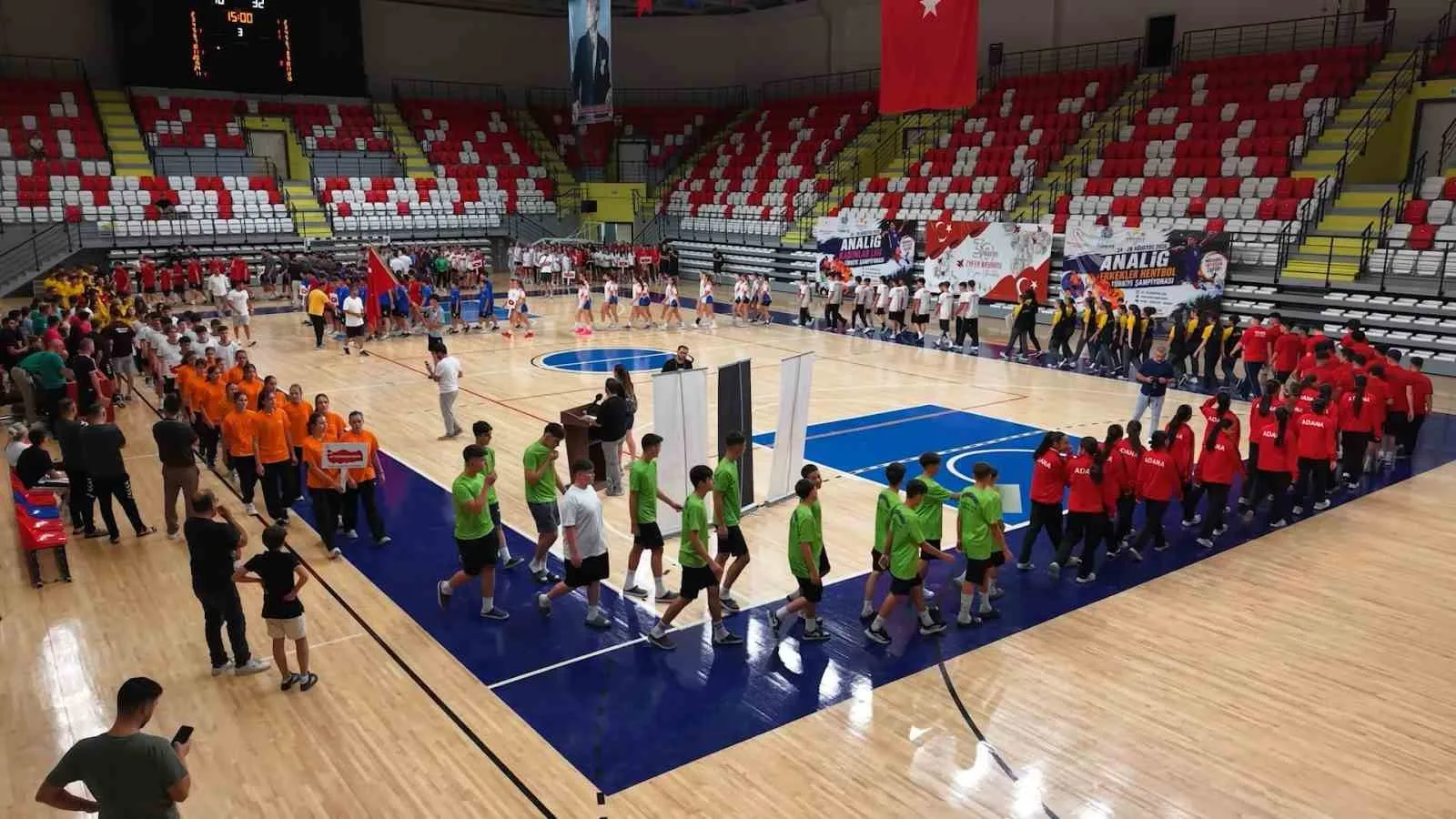 TÜRKİYE'NİN GENÇ HENTBOLCULARI, ŞAMPİYONLUK MÜCADELESİ İÇİN KIRIKKALE'DE BULUŞTU. ANADOLU YILDIZLAR LİGİ HENTBOL TÜRKİYE ŞAMPİYONASI, 19 İLDEN 384 SPORCUNUN KATILIMIYLA BAŞLADI.
