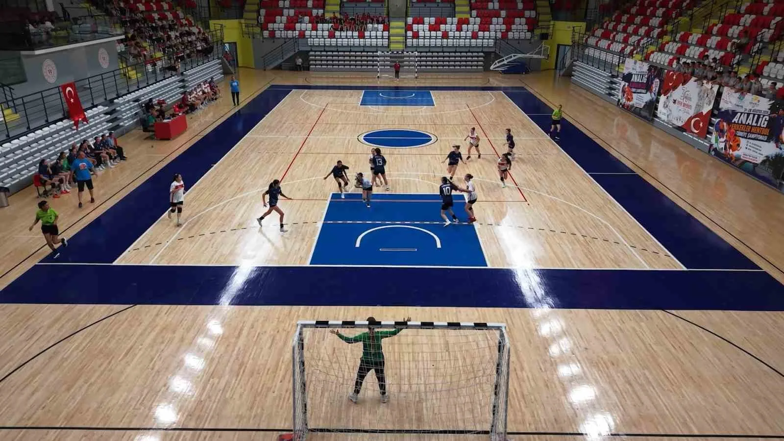TÜRKİYE'NİN GENÇ HENTBOLCULARI, ŞAMPİYONLUK MÜCADELESİ İÇİN KIRIKKALE'DE BULUŞTU. ANADOLU YILDIZLAR LİGİ HENTBOL TÜRKİYE ŞAMPİYONASI, 19 İLDEN 384 SPORCUNUN KATILIMIYLA BAŞLADI.