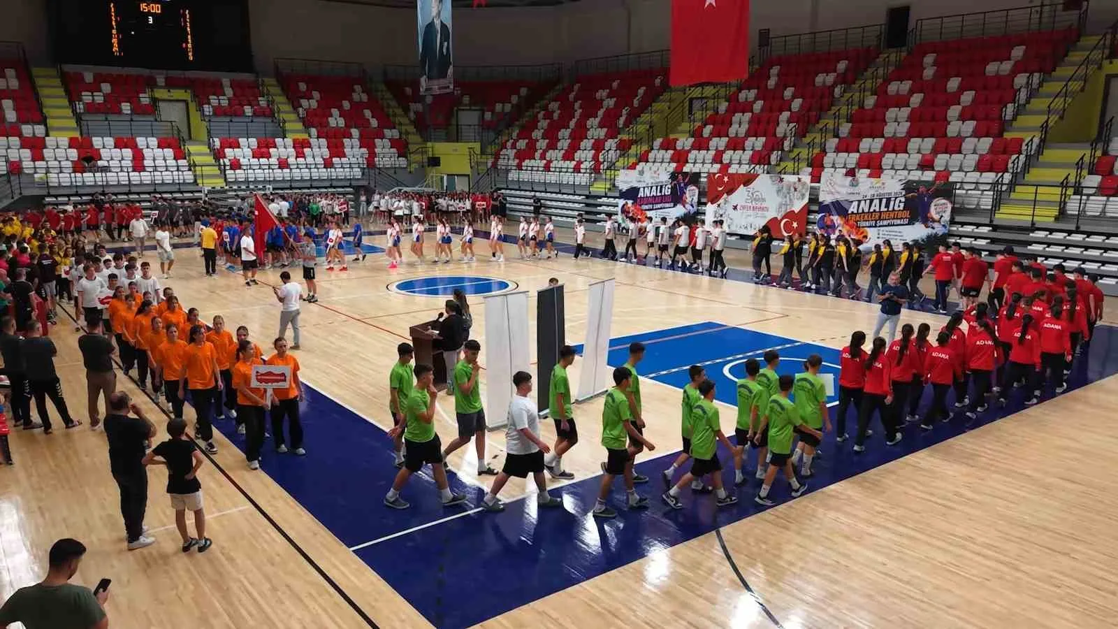 TÜRKİYE'NİN GENÇ HENTBOLCULARI, ŞAMPİYONLUK MÜCADELESİ İÇİN KIRIKKALE'DE BULUŞTU. ANADOLU YILDIZLAR LİGİ HENTBOL TÜRKİYE ŞAMPİYONASI, 19 İLDEN 384 SPORCUNUN KATILIMIYLA BAŞLADI.