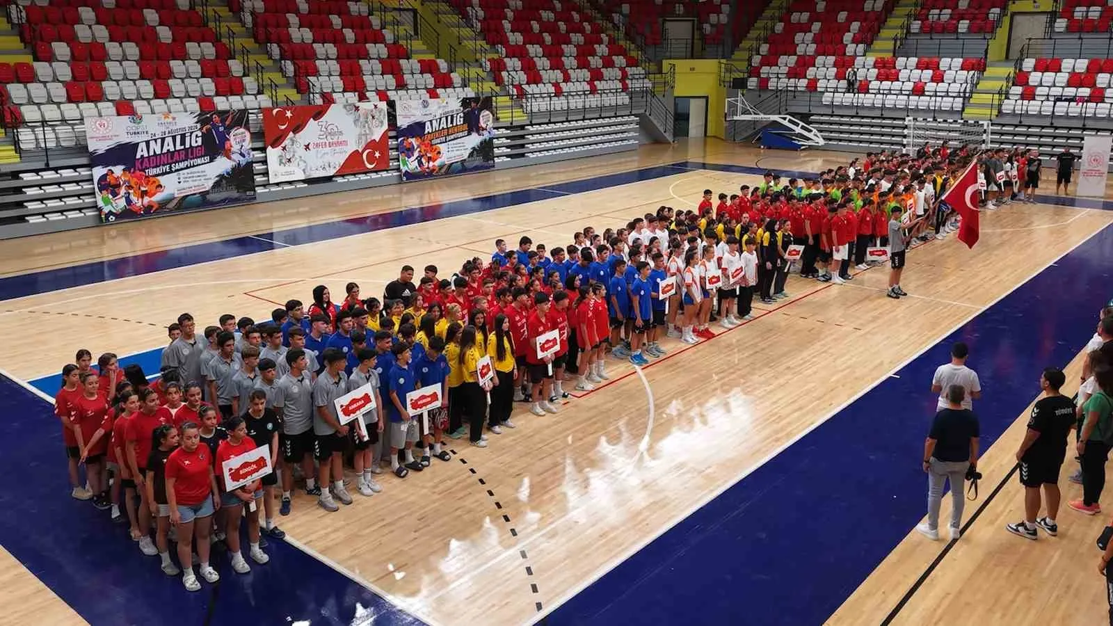 TÜRKİYE'NİN GENÇ HENTBOLCULARI, ŞAMPİYONLUK MÜCADELESİ İÇİN KIRIKKALE'DE BULUŞTU. ANADOLU YILDIZLAR LİGİ HENTBOL TÜRKİYE ŞAMPİYONASI, 19 İLDEN 384 SPORCUNUN KATILIMIYLA BAŞLADI.