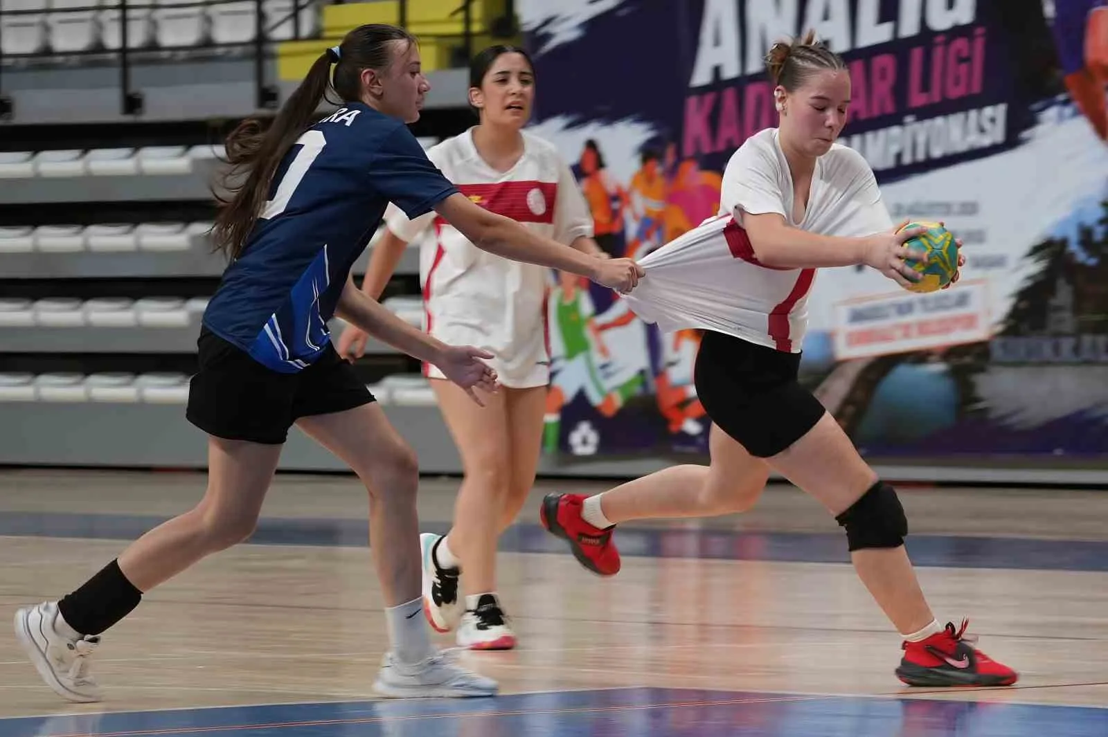 SPORCULAR VE ANTRENÖRLERİN KATILDIĞI SEREMONİNİN ARDINDAN İLK MÜSABAKA ANKARA İLE İZMİR TAKIMLARI ARASINDA OYNANDI