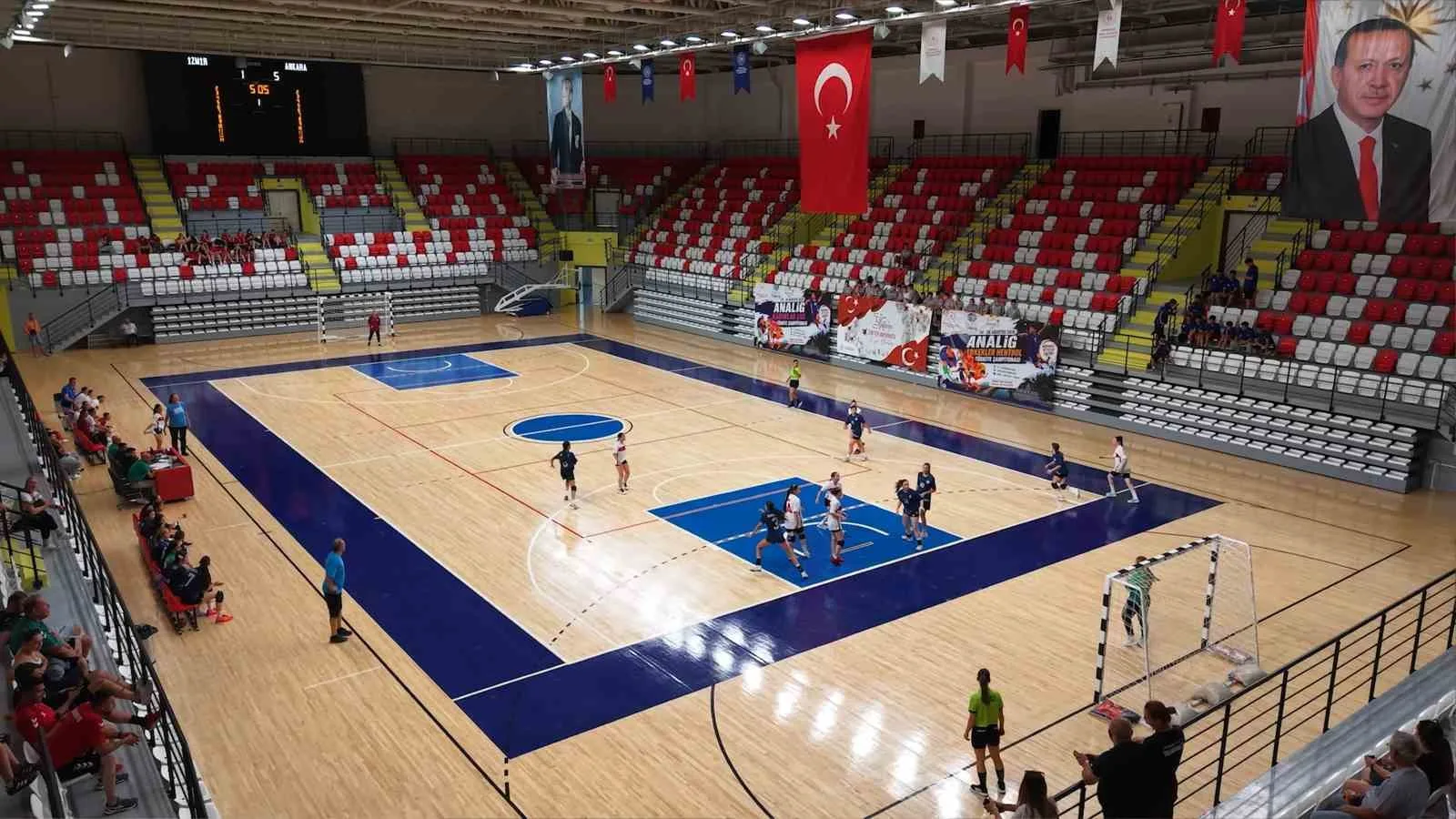 SPORCULAR VE ANTRENÖRLERİN KATILDIĞI SEREMONİNİN ARDINDAN İLK MÜSABAKA ANKARA İLE İZMİR TAKIMLARI ARASINDA OYNANDI