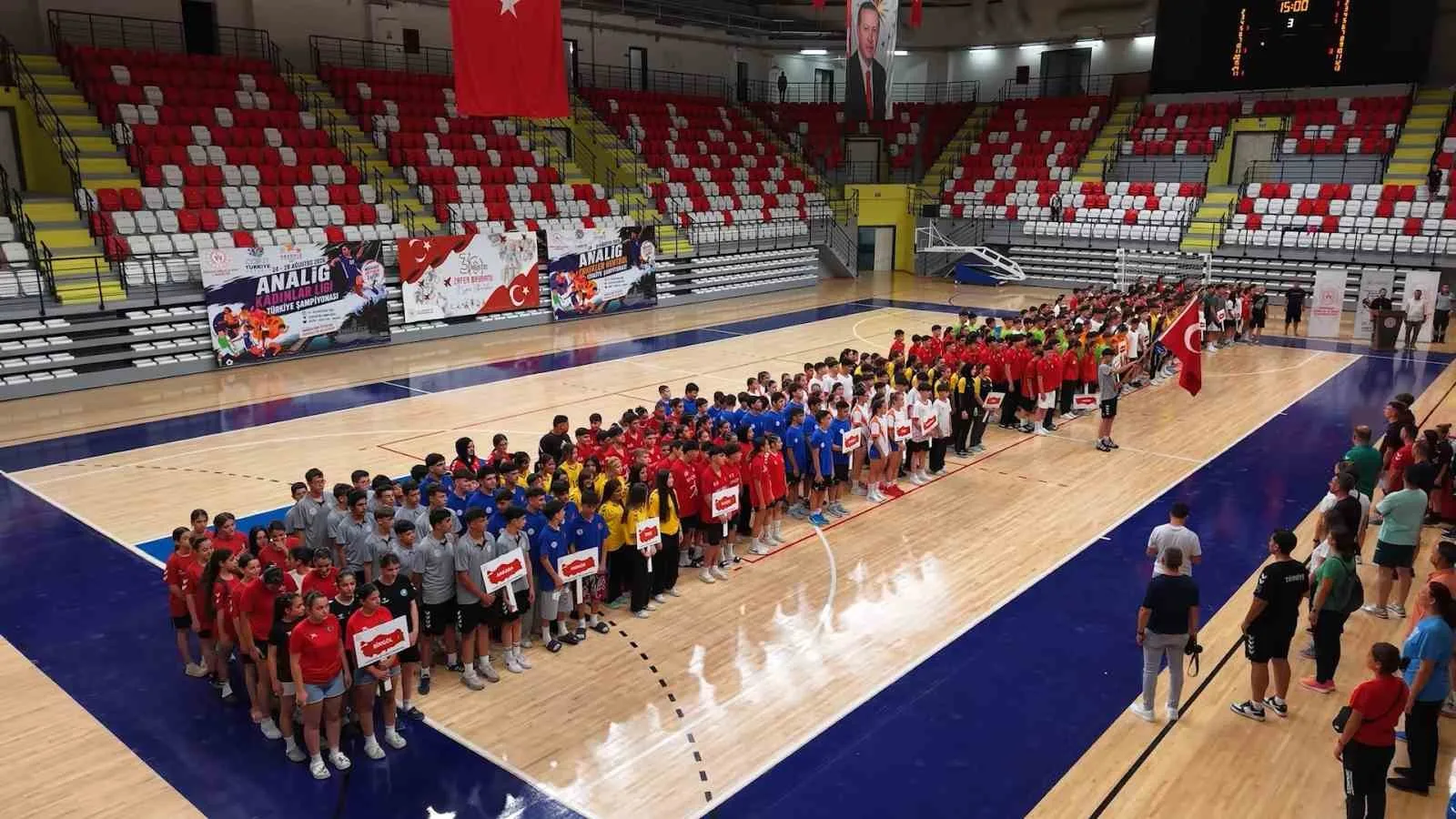TÜRKİYE'NİN GENÇ HENTBOLCULARI, ŞAMPİYONLUK MÜCADELESİ İÇİN KIRIKKALE'DE BULUŞTU. ANADOLU YILDIZLAR LİGİ HENTBOL TÜRKİYE ŞAMPİYONASI, 19 İLDEN 384 SPORCUNUN KATILIMIYLA BAŞLADI.
