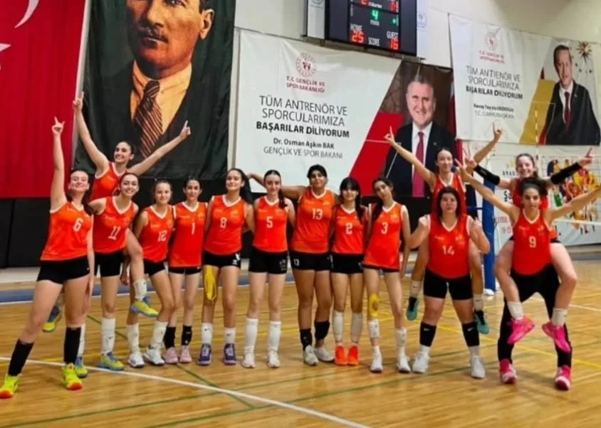 AMASYA’DA DÜZENLENEN GENÇLİK VE SPOR BAKANLIĞI VOLEYBOL ANALİG TÜRKİYE FİNALLERİ’NDE MALATYA’YI TEMSİL EDEN TAKIM, BAŞARILI PERFORMANSIYLA TÜRKİYE’NİN EN İYİ 8 TAKIMI ARASINA KALMAYI BAŞARDI.