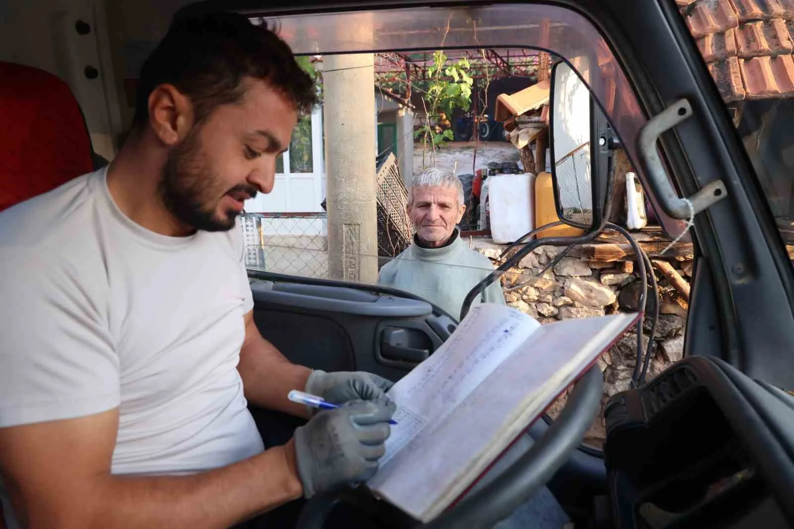 ANTALYA BÜYÜKŞEHİR BELEDİYESİ TARIMSAL KALKINMA KOOPERATİFLERİNE HİBE ETTİĞİ SÜT SOĞUTMA TANKI EKİPMAN DESTEĞİ İLE SÜT ÜRETİCİLERİNİN KAZANCINI ARTTIRIYOR.