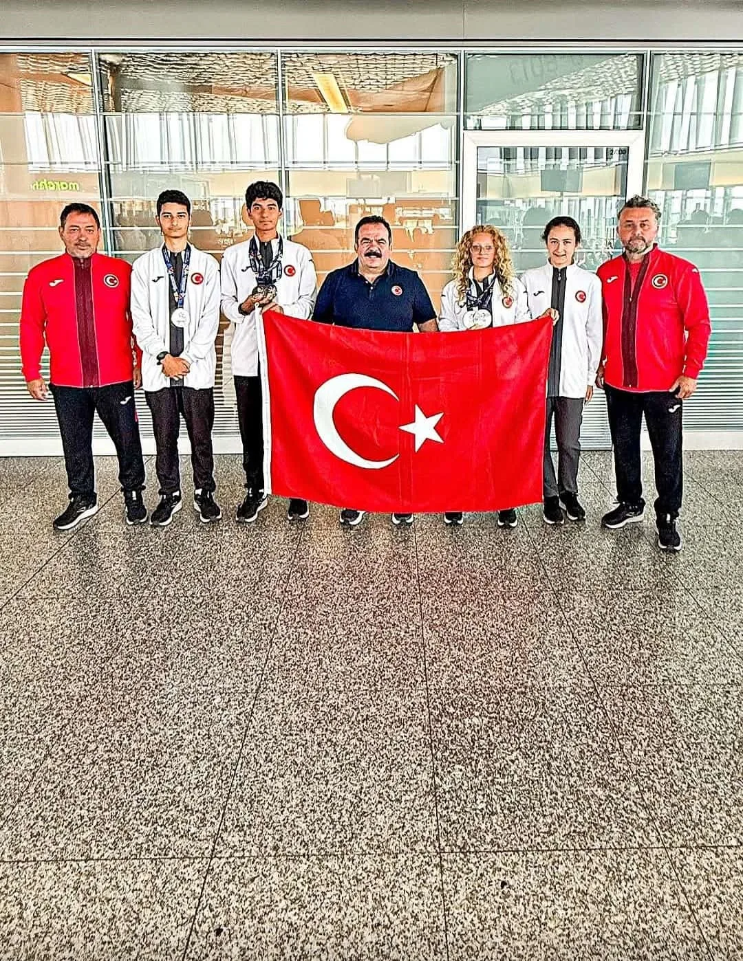16 YAŞINDAKİ MİLLİ TENİSÇİ ZEYNEPSU YÜNLÜ, 18-22 AĞUSTOS 2026 TARİHLERİ ARASINDA ALMANYA’NIN HANNOVER KENTİNDE DÜZENLENEN İŞİTME ENGELLİLER AVRUPA GENÇLİK OYUNLARINDA TENİS BRANŞINDA GÖSTERDİĞİ BAŞARILI PERFORMANSLA İKİ GÜMÜŞ MADALYA KAZANDI.