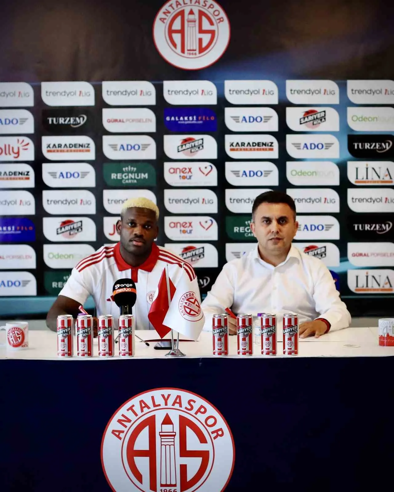 TFF 1. LİG EKİPLERİNDEN ANTALYASPOR, FIFA VE TFF'DEKİ DOSYALARINI KAPATARAK TRANSFER TAHTASINI AÇTI. KIRMIZI-BEYAZLI EKİP, DAHA ÖNCE ANLAŞMAYA VARDIĞI 5 FUTBOLCUYLA RESMİ SÖZLEŞME İMZALADI.