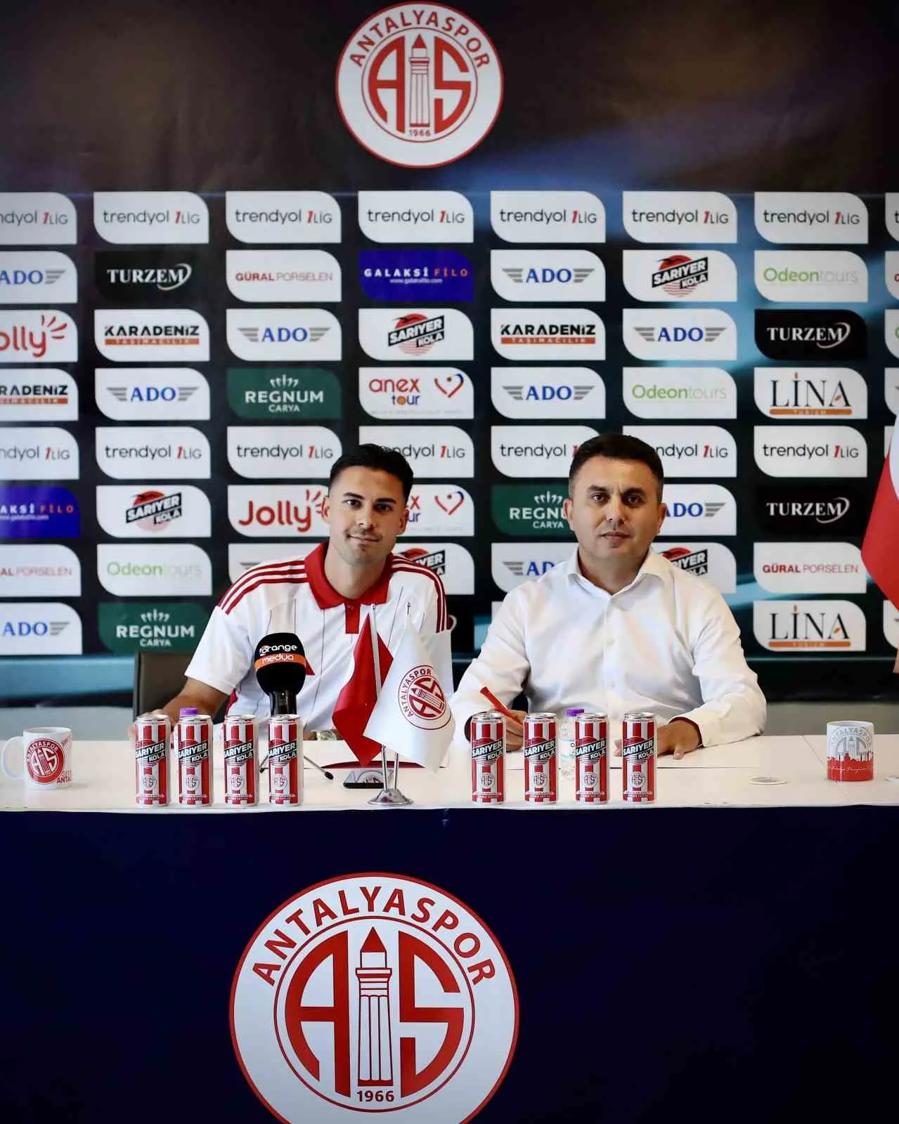 TFF 1. LİG EKİPLERİNDEN ANTALYASPOR, FIFA VE TFF'DEKİ DOSYALARINI KAPATARAK TRANSFER TAHTASINI AÇTI. KIRMIZI-BEYAZLI EKİP, DAHA ÖNCE ANLAŞMAYA VARDIĞI 5 FUTBOLCUYLA RESMİ SÖZLEŞME İMZALADI.