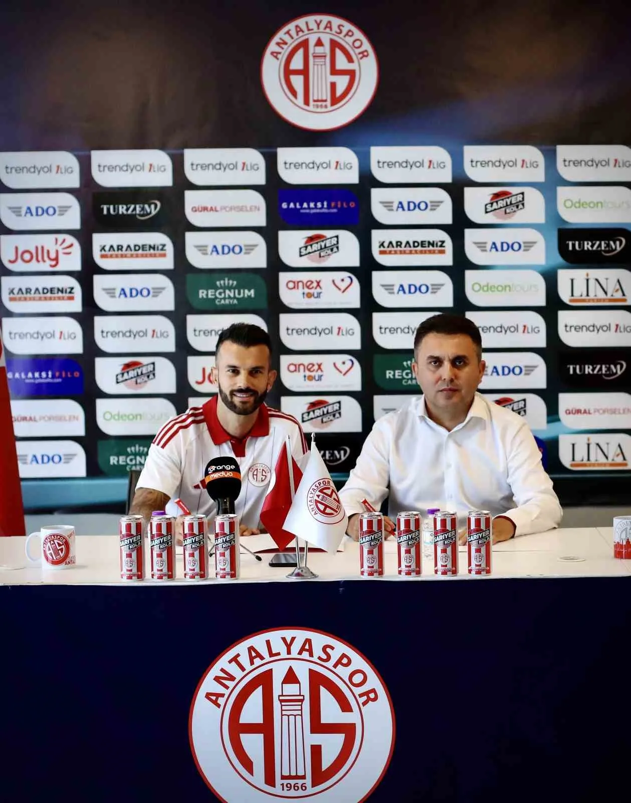 TFF 1. LİG EKİPLERİNDEN ANTALYASPOR, FIFA VE TFF'DEKİ DOSYALARINI KAPATARAK TRANSFER TAHTASINI AÇTI. KIRMIZI-BEYAZLI EKİP, DAHA ÖNCE ANLAŞMAYA VARDIĞI 5 FUTBOLCUYLA RESMİ SÖZLEŞME İMZALADI.