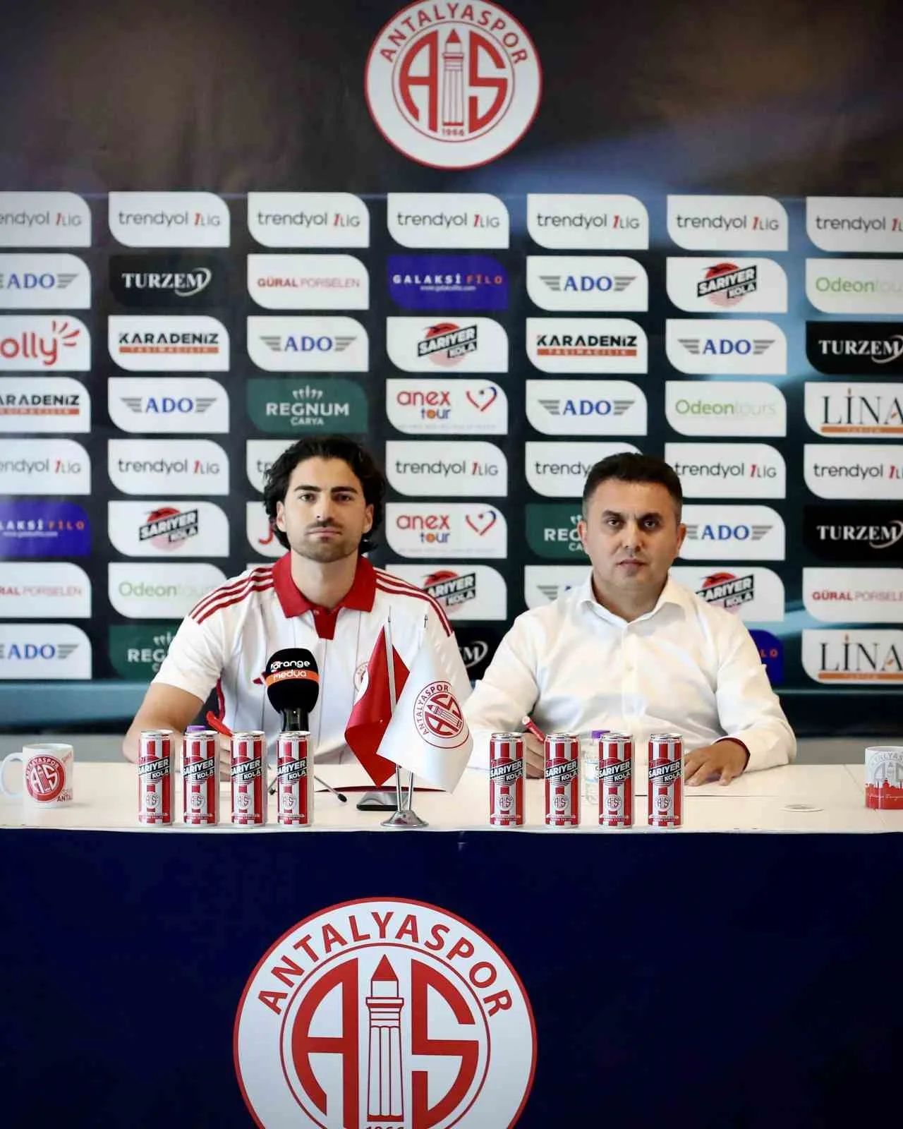 TFF 1. LİG EKİPLERİNDEN ANTALYASPOR, FIFA VE TFF'DEKİ DOSYALARINI KAPATARAK TRANSFER TAHTASINI AÇTI. KIRMIZI-BEYAZLI EKİP, DAHA ÖNCE ANLAŞMAYA VARDIĞI 5 FUTBOLCUYLA RESMİ SÖZLEŞME İMZALADI.