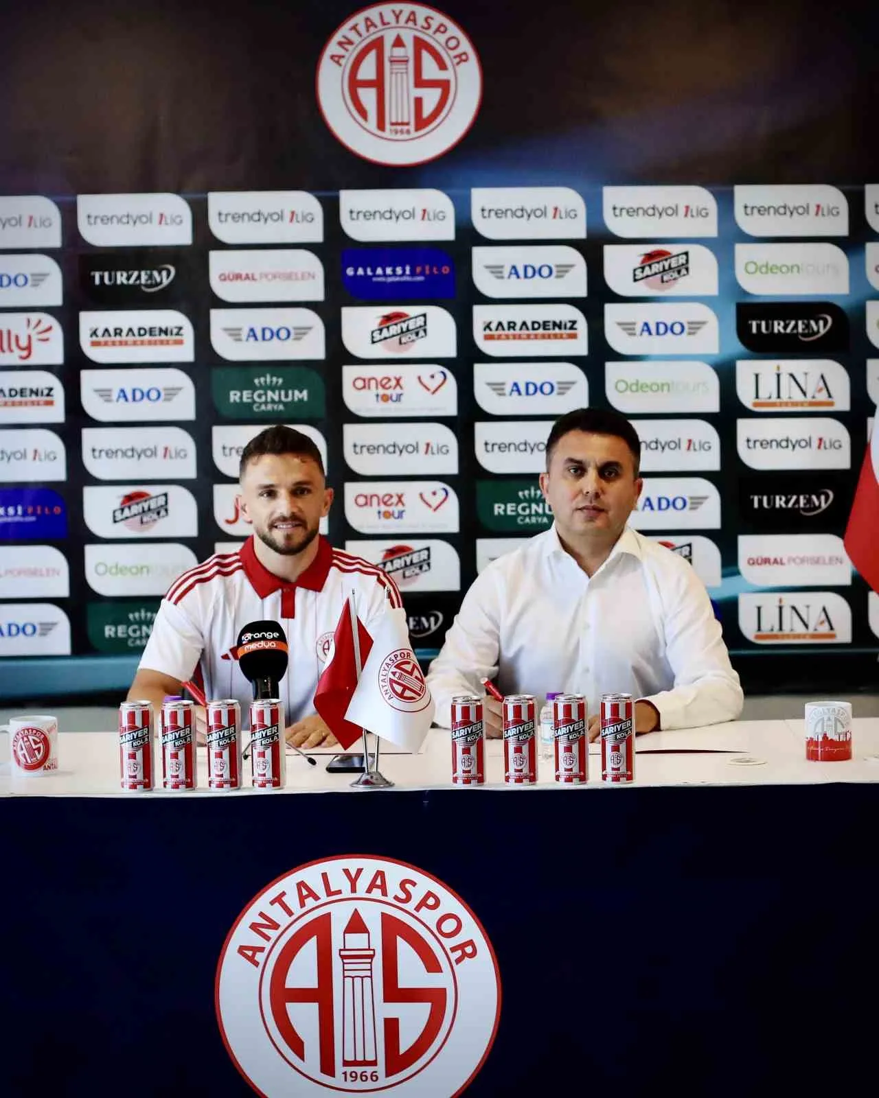 TFF 1. LİG EKİPLERİNDEN ANTALYASPOR, FIFA VE TFF'DEKİ DOSYALARINI KAPATARAK TRANSFER TAHTASINI AÇTI. KIRMIZI-BEYAZLI EKİP, DAHA ÖNCE ANLAŞMAYA VARDIĞI 5 FUTBOLCUYLA RESMİ SÖZLEŞME İMZALADI.
