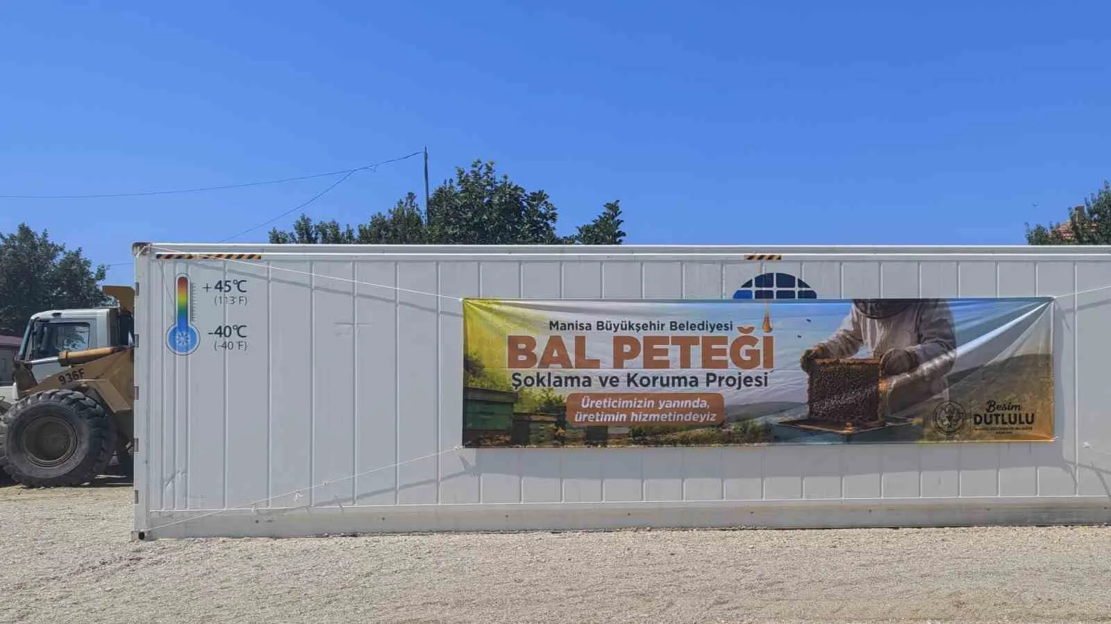 MANİSA BÜYÜKŞEHİR BELEDİYESİ, ARICILARIN EN ÖNEMLİ SORUNLARINDAN BİRİ OLAN BÜYÜK BALMUMU GÜVESİNE KARŞI 'BAL PETEĞİ MUHAFAZA VE KORUMA PROJESİ'Nİ HAYATA GEÇİRİYOR. GÖLMARMARA’NIN HIROĞLU MAHALLESİ’NDE KURULAN KONTEYNER TİPİ SOĞUK HAVA DEPOSUNDA KABARTILMIŞ PETEKLER EKSİ 30 DERECEDE ŞOKLANARAK ZARARLILARDAN ARINDIRILACAK. ŞOKLANAN PETEKLER, ARICILARA YÜZDE 100 HİBE DESTEĞİYLE TESLİM EDİLEREK BİR SONRAKİ SEZONA KADAR GÜVENLE MUHAFAZA EDİLECEK.