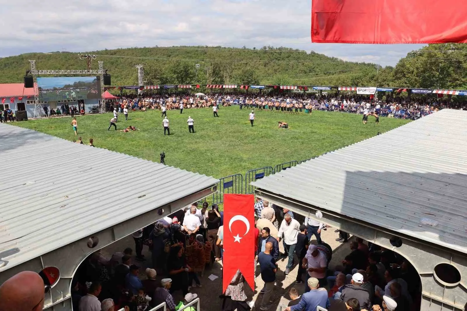 76 YILLIK GELENEĞİN YAŞATILDIĞI ORGANİZASYONA YAKLAŞIK 20 BİN KİŞİ KATILDI.