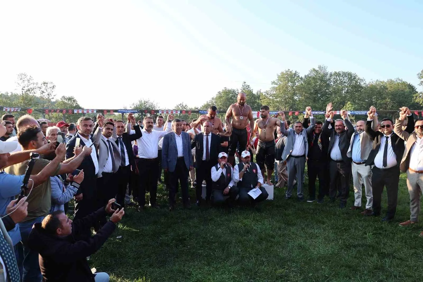 SAMSUN'UN ASARCIK İLÇESİNDE BU YIL 76'NCISI DÜZENLENEN ASARCIK PANAYIRI VE KEMERLİ GÜREŞLERİ'NDE BAŞPEHLİVANLIĞI ORHAN OKULU KAZANIRKEN, GÜREŞ AĞALIĞI 9 MİLYON TL BEDELLE ŞERİF KORAL'IN OLDU.