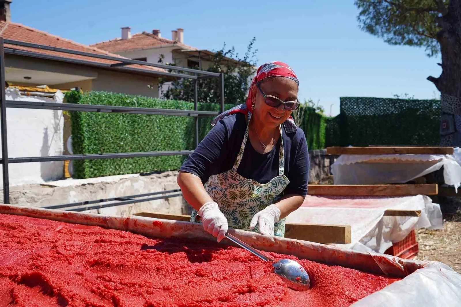 BALIKESİR'İN AYVALIK İLÇESİNİN KÜÇÜKKÖY MAHALLESİ'NDE FAALİYET GÖSTEREN S.S. AYVALIK ÜRETİM VE PAZARLAMA KOOPERATİFİ'NİN MUTFAĞINDA, KADINLARIN EMEĞİ VE KUZEY EGE GÜNEŞİ BULUŞUYOR.