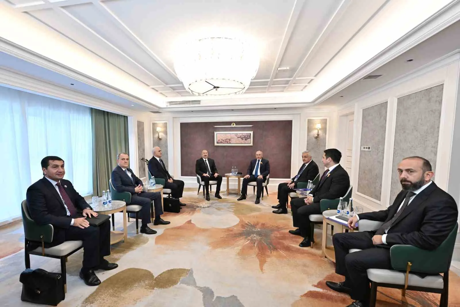 AZERBAYCAN CUMHURBAŞKANI İLHAM ALİYEV, KIRGIZİSTAN'IN BİŞKEK KENTİNDE DÜZENLENECEK ŞANGHAY İŞBİRLİĞİ ÖRGÜTÜ (ŞİÖ) TOPLANTISI KAPSAMINDA ERMENİSTAN BAŞBAKANI NİKOL PAŞİNYAN İLE BİR ARAYA GELDİ.