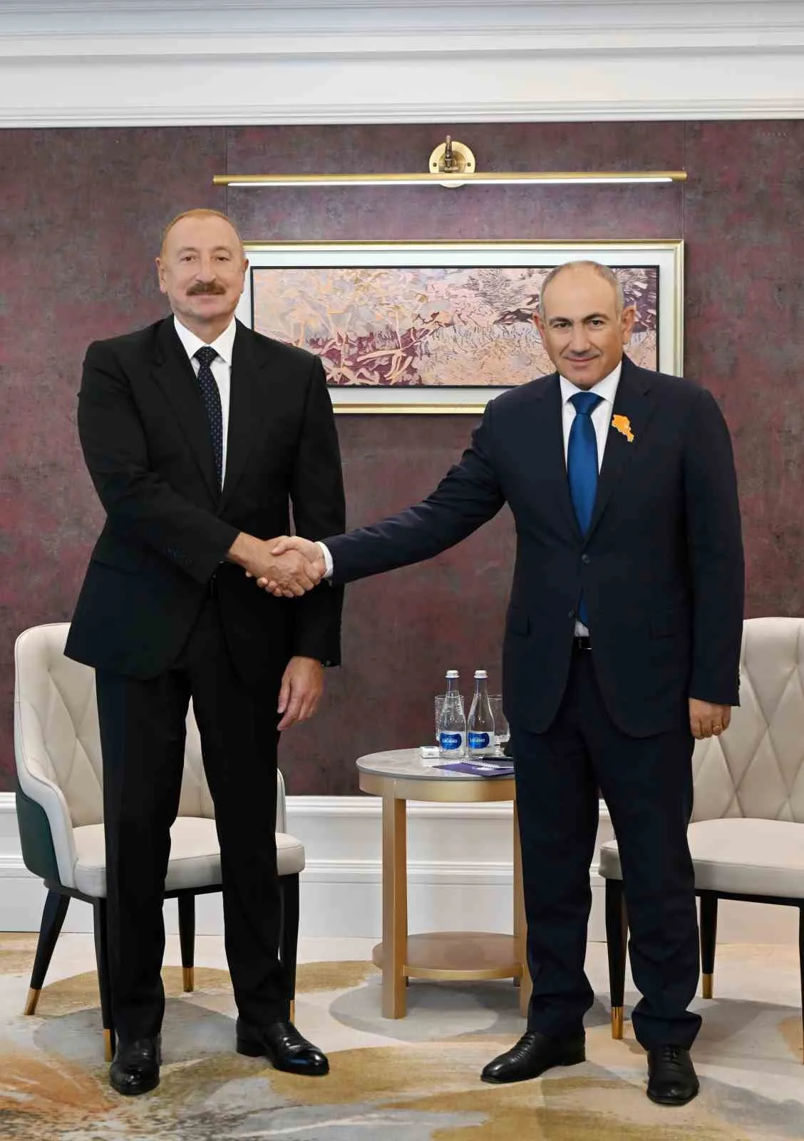 AZERBAYCAN CUMHURBAŞKANI İLHAM ALİYEV, KIRGIZİSTAN'IN BİŞKEK KENTİNDE DÜZENLENECEK ŞANGHAY İŞBİRLİĞİ ÖRGÜTÜ (ŞİÖ) TOPLANTISI KAPSAMINDA ERMENİSTAN BAŞBAKANI NİKOL PAŞİNYAN İLE BİR ARAYA GELDİ.