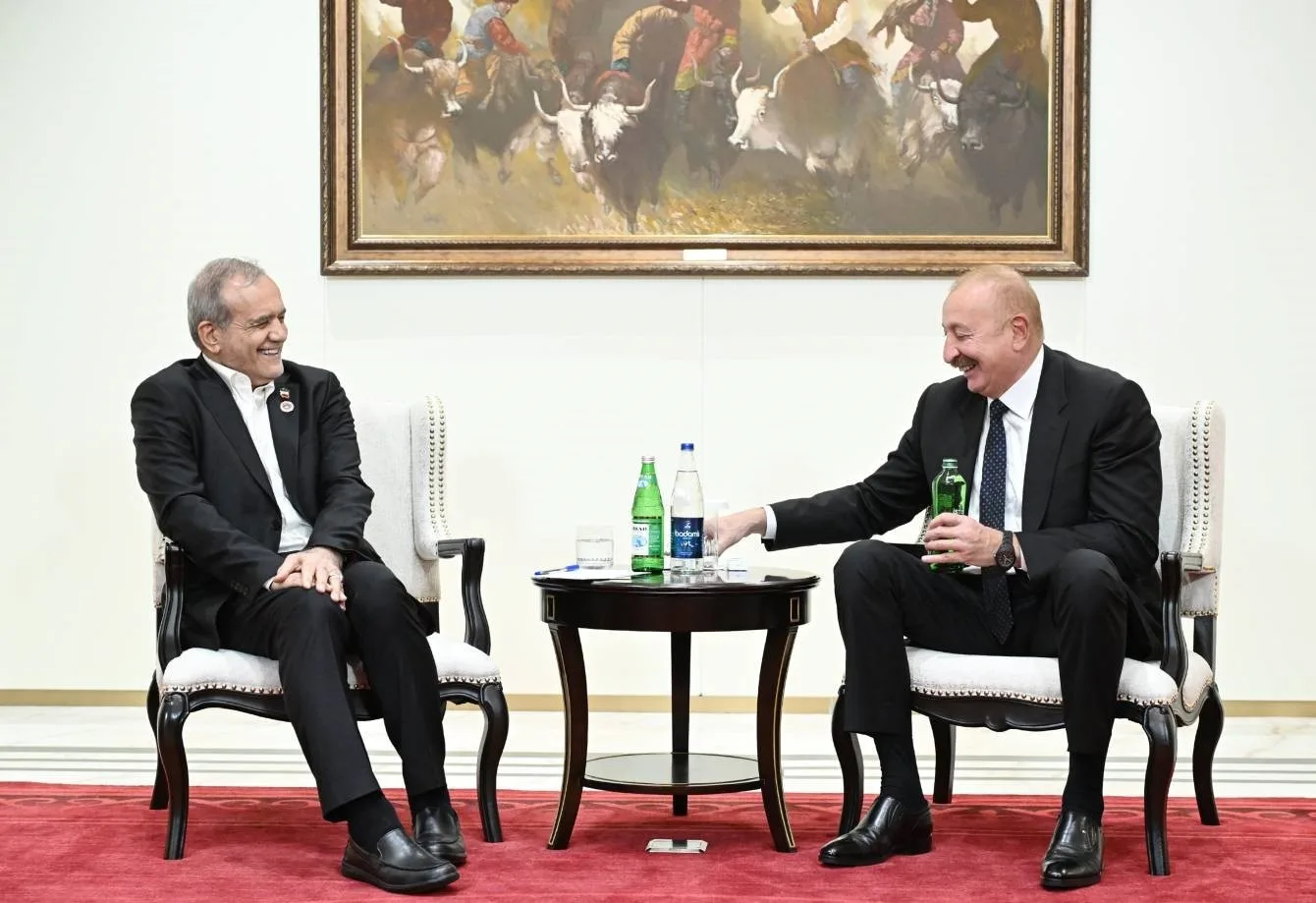 AZERBAYCAN CUMHURBAŞKANI İLHAM ALİYEV, ŞANGHAY İŞBİRLİĞİ ÖRGÜTÜ (ŞİÖ) TOPLANTISINA KATILMAK ÜZERE BULUNDUĞU BİŞKEK'TE İRAN CUMHURBAŞKANI MESUD PEZEŞKİYAN İLE BİR ARAYA GELDİ.