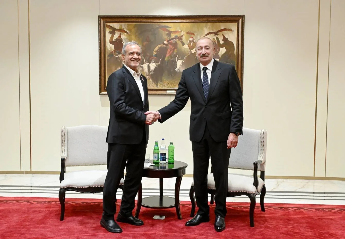 AZERBAYCAN CUMHURBAŞKANI İLHAM ALİYEV, ŞANGHAY İŞBİRLİĞİ ÖRGÜTÜ (ŞİÖ) TOPLANTISINA KATILMAK ÜZERE BULUNDUĞU BİŞKEK'TE İRAN CUMHURBAŞKANI MESUD PEZEŞKİYAN İLE BİR ARAYA GELDİ.