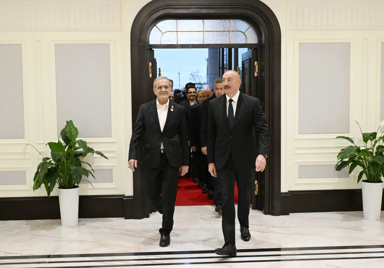 AZERBAYCAN CUMHURBAŞKANI İLHAM ALİYEV, ŞANGHAY İŞBİRLİĞİ ÖRGÜTÜ (ŞİÖ) TOPLANTISINA KATILMAK ÜZERE BULUNDUĞU BİŞKEK'TE İRAN CUMHURBAŞKANI MESUD PEZEŞKİYAN İLE BİR ARAYA GELDİ.