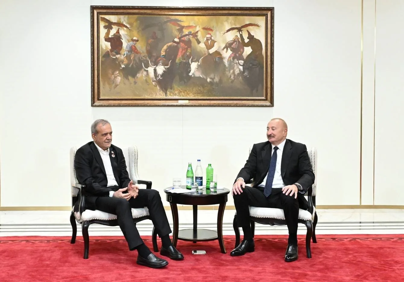 AZERBAYCAN CUMHURBAŞKANI İLHAM ALİYEV, ŞANGHAY İŞBİRLİĞİ ÖRGÜTÜ (ŞİÖ) TOPLANTISINA KATILMAK ÜZERE BULUNDUĞU BİŞKEK'TE İRAN CUMHURBAŞKANI MESUD PEZEŞKİYAN İLE BİR ARAYA GELDİ.