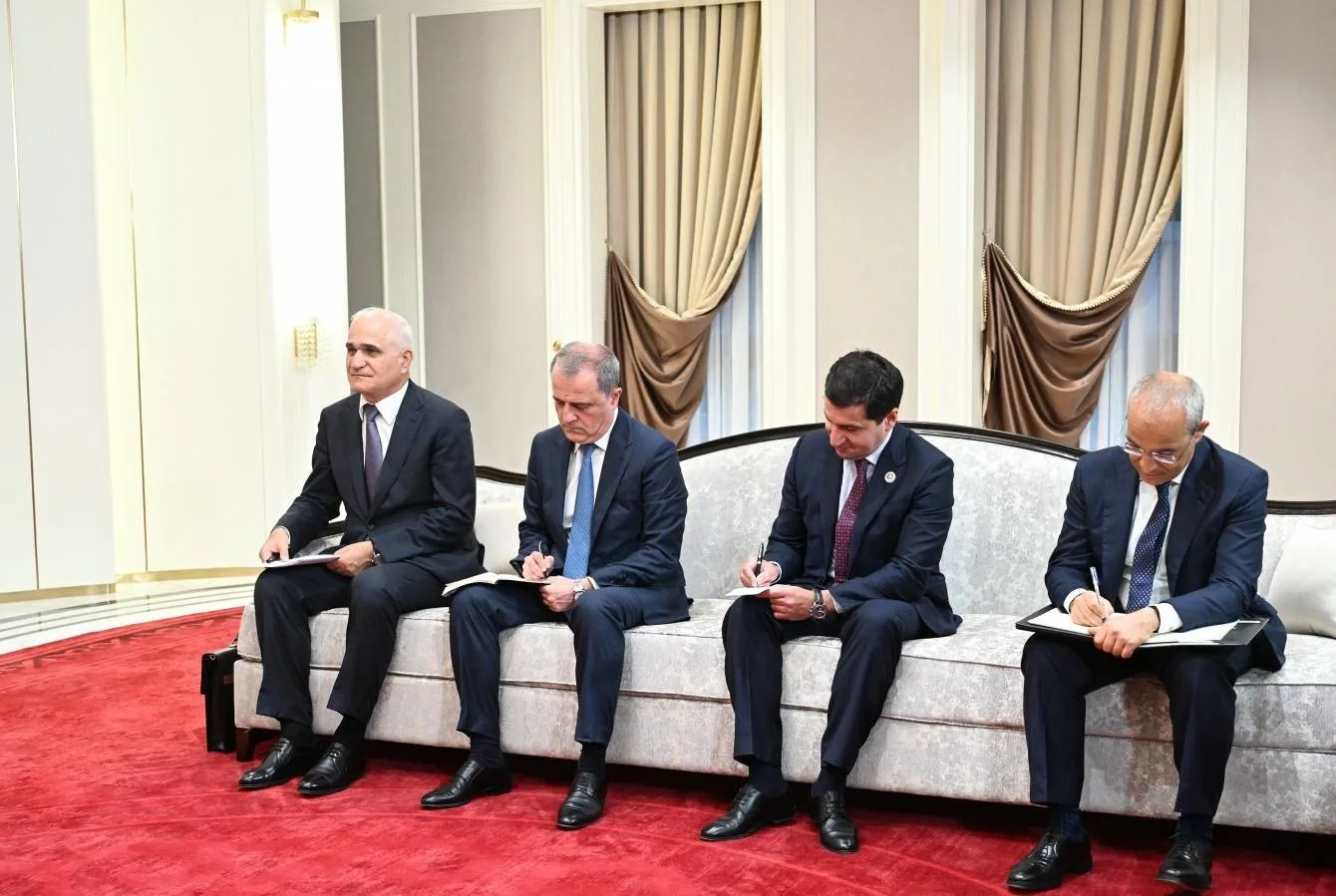 AZERBAYCAN CUMHURBAŞKANI İLHAM ALİYEV, ŞANGHAY İŞBİRLİĞİ ÖRGÜTÜ (ŞİÖ) TOPLANTISINA KATILMAK ÜZERE BULUNDUĞU BİŞKEK'TE İRAN CUMHURBAŞKANI MESUD PEZEŞKİYAN İLE BİR ARAYA GELDİ.