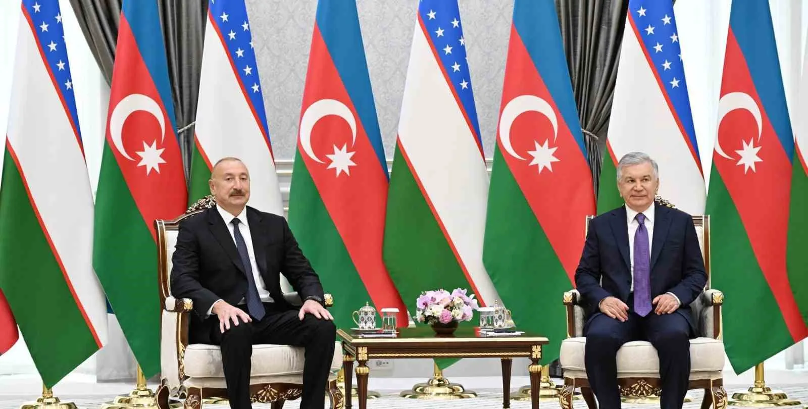 AZERBAYCAN CUMHURBAŞKANI İLHAM ALİYEV, RESMİ TEMASLARDA BULUNMAK ÜZERE GELDİĞİ ÖZBEKİSTAN’IN BAŞKENTİ TAŞKENT’TE ÖZBEKİSTAN CUMHURBAŞKANI ŞEVKET MİRZİYOYEV İLE KUKSAROY CUMHURBAŞKANLIĞI SARAYI’NDA İKİLİ VE HEYETLER ARASI GÖRÜŞME GERÇEKLEŞTİRDİ.