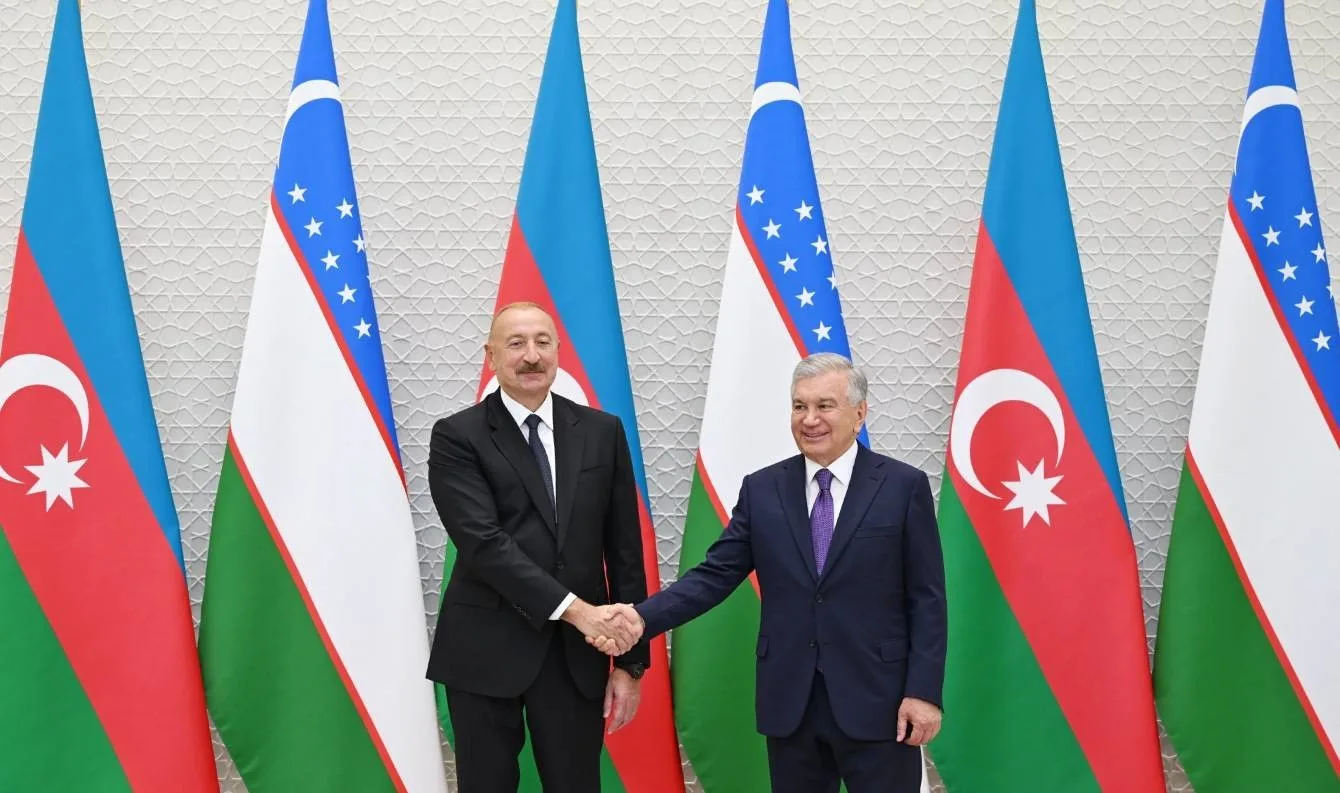 AZERBAYCAN CUMHURBAŞKANI İLHAM ALİYEV, RESMİ TEMASLARDA BULUNMAK ÜZERE GELDİĞİ ÖZBEKİSTAN’IN BAŞKENTİ TAŞKENT’TE ÖZBEKİSTAN CUMHURBAŞKANI ŞEVKET MİRZİYOYEV İLE KUKSAROY CUMHURBAŞKANLIĞI SARAYI’NDA İKİLİ VE HEYETLER ARASI GÖRÜŞME GERÇEKLEŞTİRDİ.