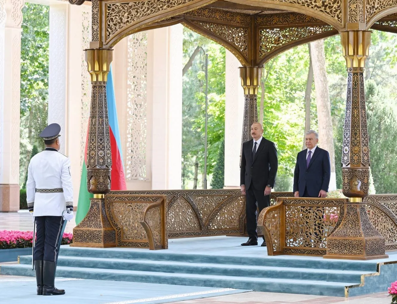 AZERBAYCAN CUMHURBAŞKANI İLHAM ALİYEV, RESMİ TEMASLARDA BULUNMAK ÜZERE GELDİĞİ ÖZBEKİSTAN’IN BAŞKENTİ TAŞKENT’TE ÖZBEKİSTAN CUMHURBAŞKANI ŞEVKET MİRZİYOYEV İLE KUKSAROY CUMHURBAŞKANLIĞI SARAYI’NDA İKİLİ VE HEYETLER ARASI GÖRÜŞME GERÇEKLEŞTİRDİ.