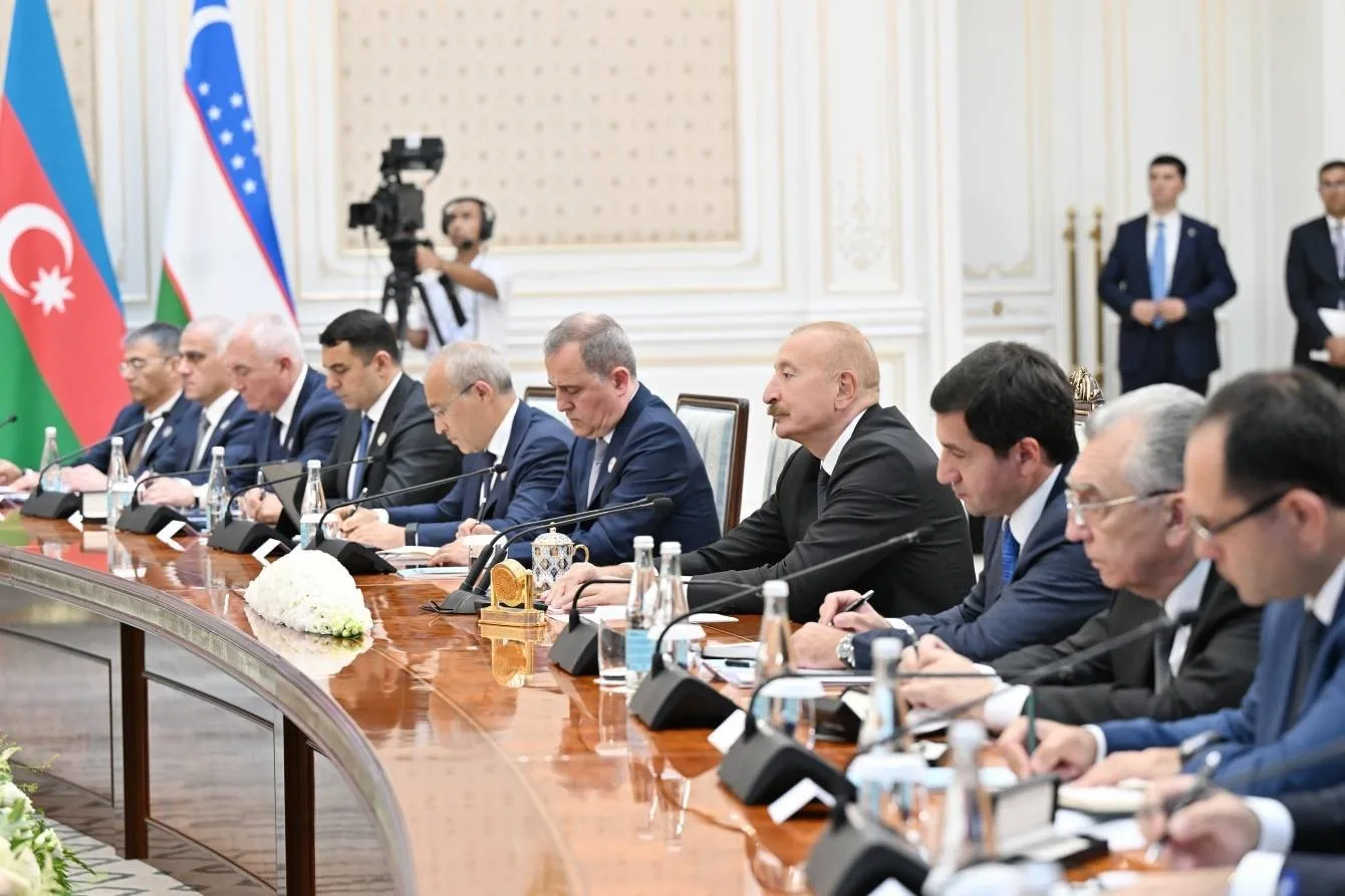 AZERBAYCAN CUMHURBAŞKANI İLHAM ALİYEV, RESMİ TEMASLARDA BULUNMAK ÜZERE GELDİĞİ ÖZBEKİSTAN’IN BAŞKENTİ TAŞKENT’TE ÖZBEKİSTAN CUMHURBAŞKANI ŞEVKET MİRZİYOYEV İLE KUKSAROY CUMHURBAŞKANLIĞI SARAYI’NDA İKİLİ VE HEYETLER ARASI GÖRÜŞME GERÇEKLEŞTİRDİ.