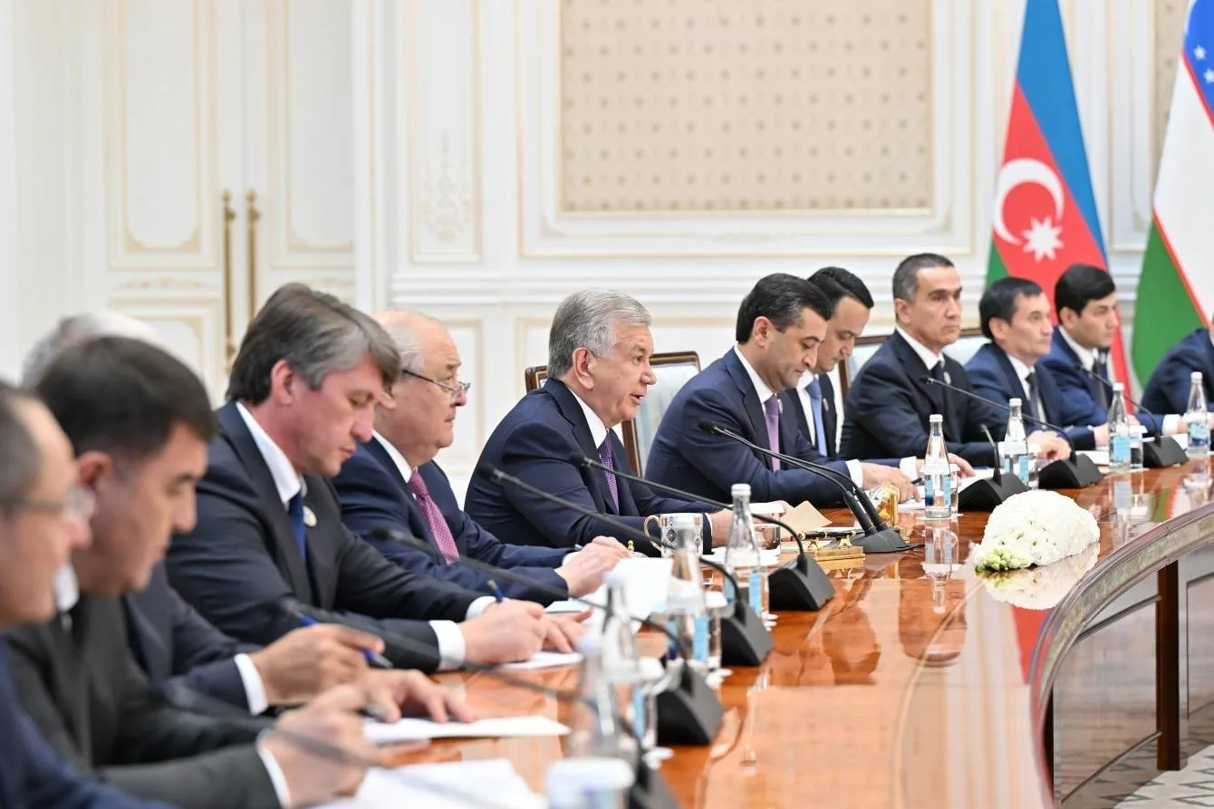 AZERBAYCAN CUMHURBAŞKANI İLHAM ALİYEV, RESMİ TEMASLARDA BULUNMAK ÜZERE GELDİĞİ ÖZBEKİSTAN’IN BAŞKENTİ TAŞKENT’TE ÖZBEKİSTAN CUMHURBAŞKANI ŞEVKET MİRZİYOYEV İLE KUKSAROY CUMHURBAŞKANLIĞI SARAYI’NDA İKİLİ VE HEYETLER ARASI GÖRÜŞME GERÇEKLEŞTİRDİ.