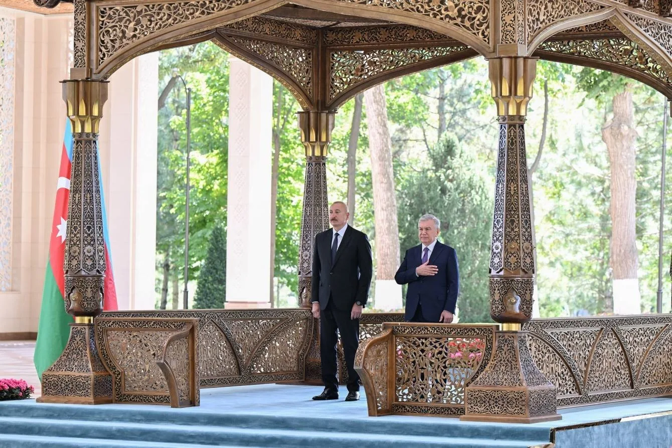 AZERBAYCAN CUMHURBAŞKANI İLHAM ALİYEV, RESMİ TEMASLARDA BULUNMAK ÜZERE GELDİĞİ ÖZBEKİSTAN’IN BAŞKENTİ TAŞKENT’TE ÖZBEKİSTAN CUMHURBAŞKANI ŞEVKET MİRZİYOYEV İLE KUKSAROY CUMHURBAŞKANLIĞI SARAYI’NDA İKİLİ VE HEYETLER ARASI GÖRÜŞME GERÇEKLEŞTİRDİ.