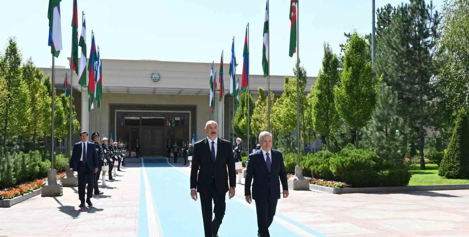 AZERBAYCAN CUMHURBAŞKANI İLHAM ALİYEV, RESMİ TEMASLARDA BULUNMAK ÜZERE GELDİĞİ ÖZBEKİSTAN’IN BAŞKENTİ TAŞKENT’TE ÖZBEKİSTAN CUMHURBAŞKANI ŞEVKET MİRZİYOYEV İLE KUKSAROY CUMHURBAŞKANLIĞI SARAYI’NDA İKİLİ VE HEYETLER ARASI GÖRÜŞME GERÇEKLEŞTİRDİ.