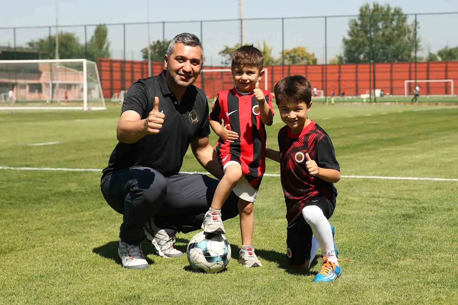 GENÇLERBİRLİĞİ-FENERBAHÇE MAÇINDA TRİBÜNDE FORMASI ÇIKARTILAN GÖKTUĞ VE BABASI SELAMİ ALIMCI GENÇLERBİRLİĞİ’Nİ ZİYARET ETTİ.