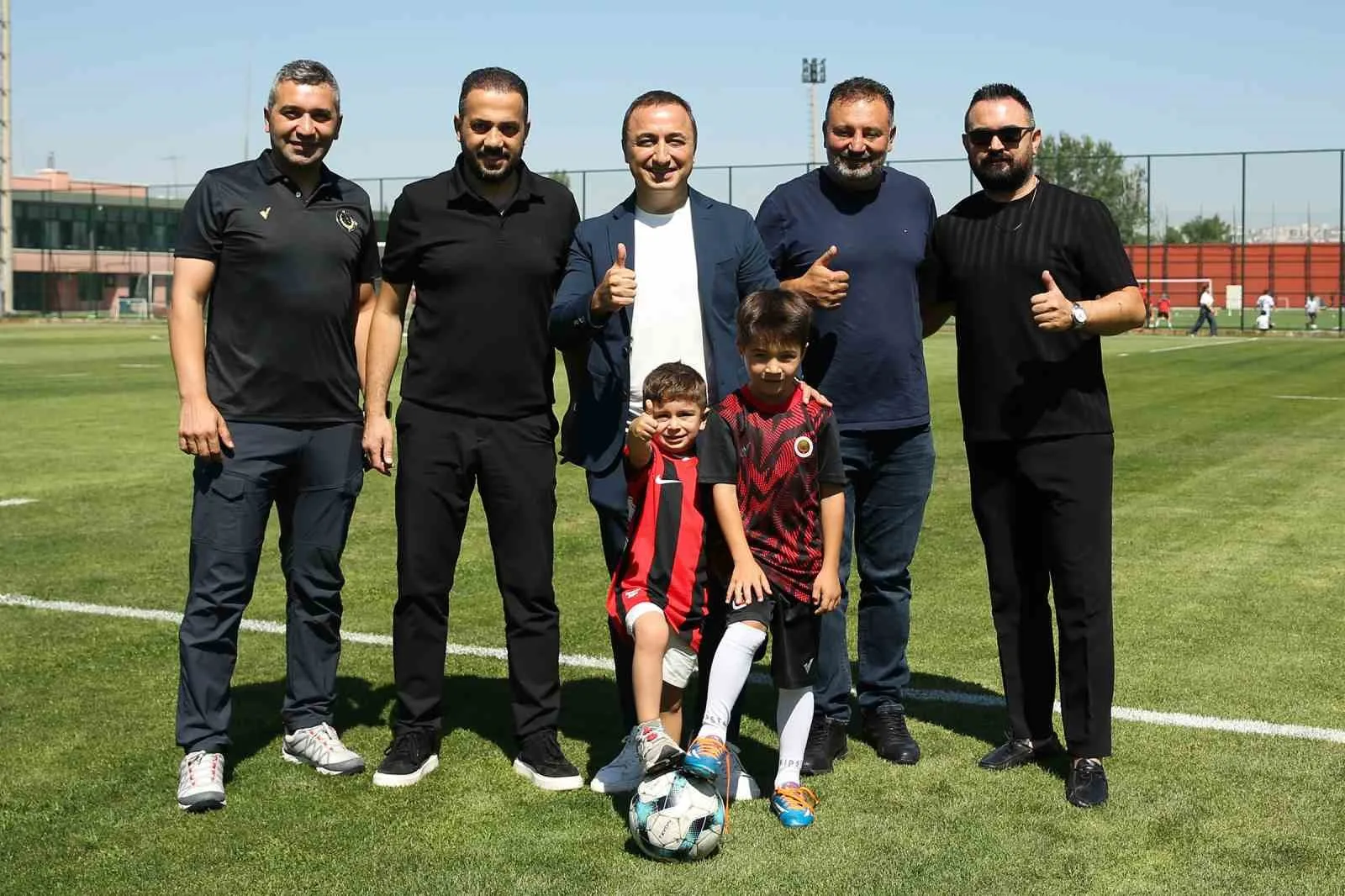 GENÇLERBİRLİĞİ-FENERBAHÇE MAÇINDA TRİBÜNDE FORMASI ÇIKARTILAN GÖKTUĞ VE BABASI SELAMİ ALIMCI GENÇLERBİRLİĞİ’Nİ ZİYARET ETTİ.