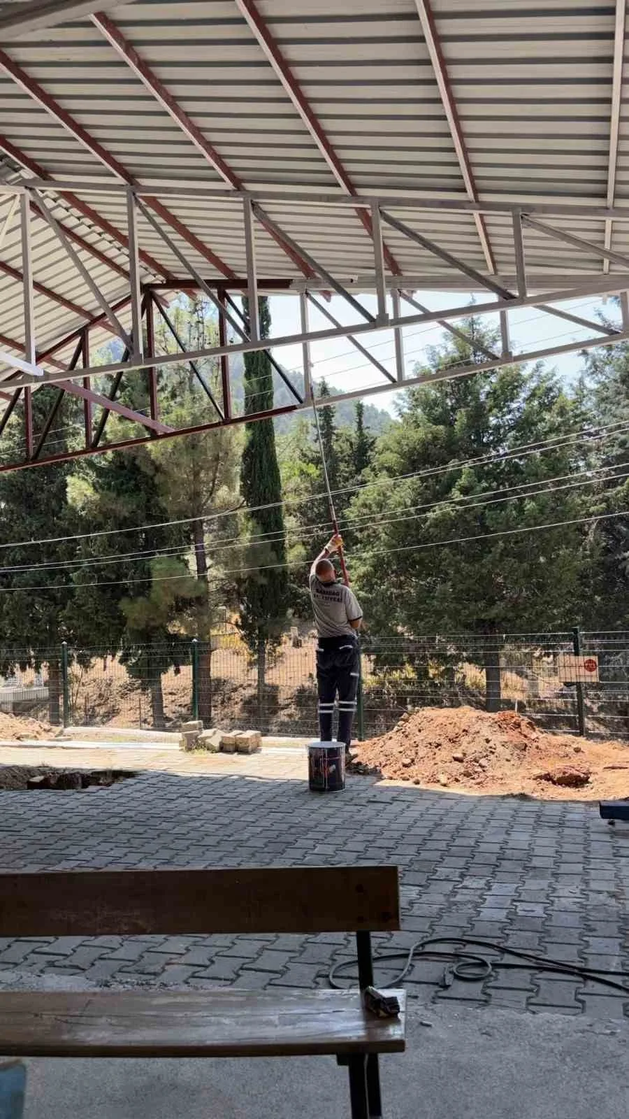 BABADAĞ BELEDİYESİ, YENİKÖY MAHALLESİ’NDEKİ OKUL BAHÇESİNİN ÖĞRENCİLER TARAFINDAN FARKLI HAVA KOŞULLARINDA DAHA RAHAT KULLANILABİLMESİ AMACIYLA ÇATI YAPIMINA BAŞLADI. BELEDİYE BAŞKANI MURAT KUMRAL, ÇALIŞMALARI YERİNDE İNCELEDİ.