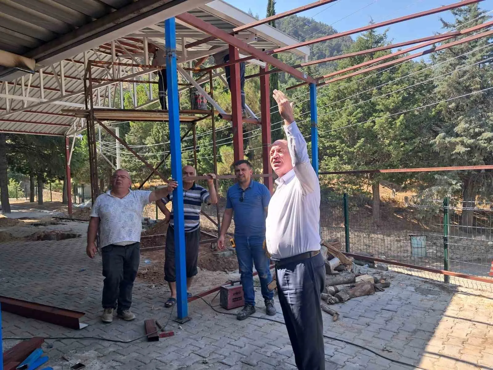 BABADAĞ BELEDİYESİ, YENİKÖY MAHALLESİ’NDEKİ OKUL BAHÇESİNİN ÖĞRENCİLER TARAFINDAN FARKLI HAVA KOŞULLARINDA DAHA RAHAT KULLANILABİLMESİ AMACIYLA ÇATI YAPIMINA BAŞLADI. BELEDİYE BAŞKANI MURAT KUMRAL, ÇALIŞMALARI YERİNDE İNCELEDİ.