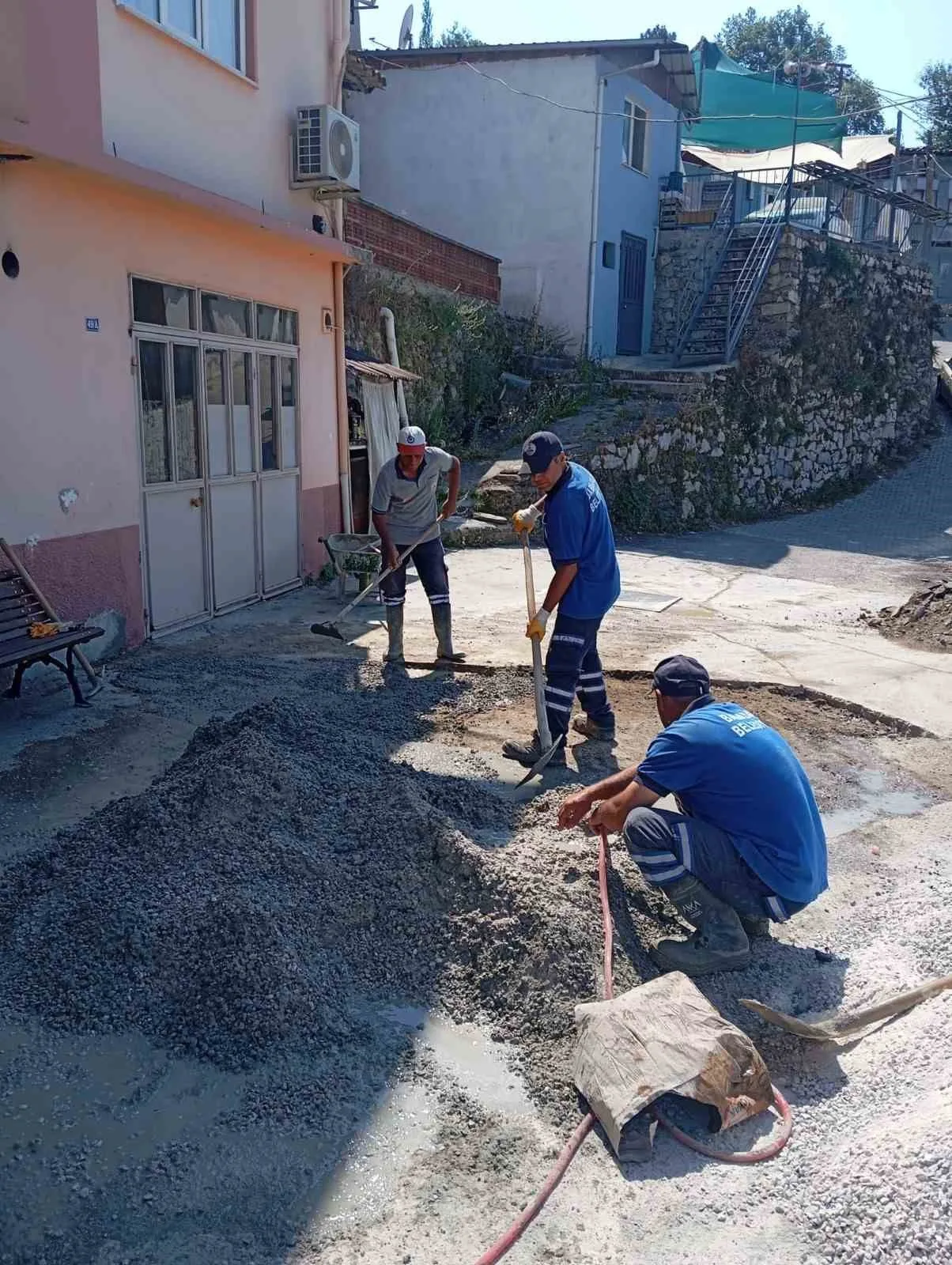 BABADAĞ BELEDİYESİ, YENİKÖY MAHALLESİ’NDEKİ OKUL BAHÇESİNİN ÖĞRENCİLER TARAFINDAN FARKLI HAVA KOŞULLARINDA DAHA RAHAT KULLANILABİLMESİ AMACIYLA ÇATI YAPIMINA BAŞLADI. BELEDİYE BAŞKANI MURAT KUMRAL, ÇALIŞMALARI YERİNDE İNCELEDİ.