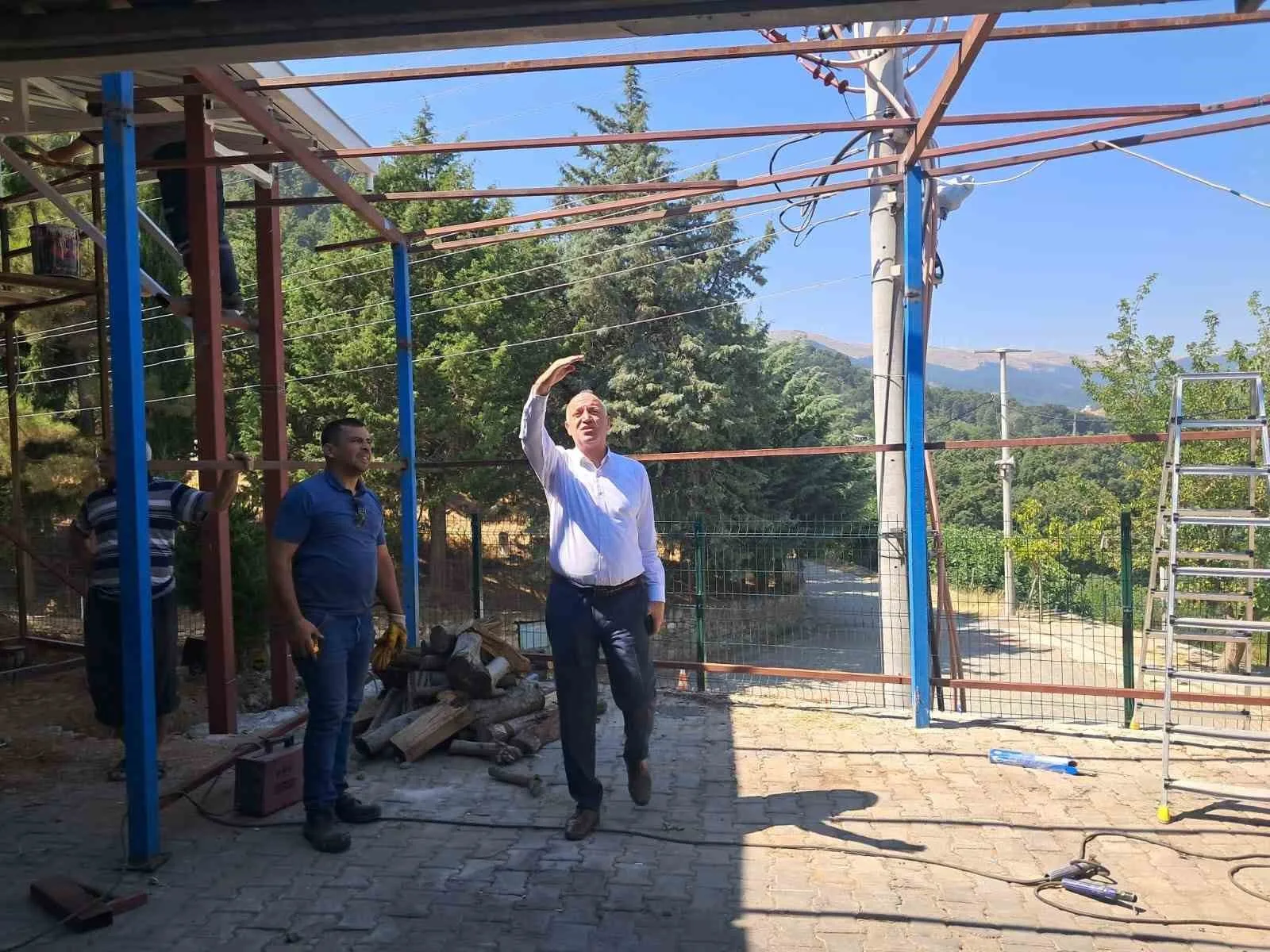 BABADAĞ BELEDİYESİ, YENİKÖY MAHALLESİ’NDEKİ OKUL BAHÇESİNİN ÖĞRENCİLER TARAFINDAN FARKLI HAVA KOŞULLARINDA DAHA RAHAT KULLANILABİLMESİ AMACIYLA ÇATI YAPIMINA BAŞLADI. BELEDİYE BAŞKANI MURAT KUMRAL, ÇALIŞMALARI YERİNDE İNCELEDİ.