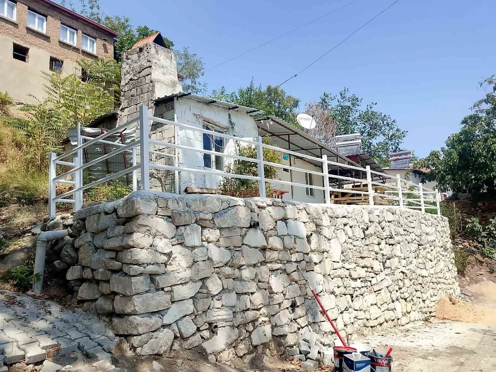 BABADAĞ BELEDİYESİ, YENİKÖY MAHALLESİ’NDEKİ OKUL BAHÇESİNİN ÖĞRENCİLER TARAFINDAN FARKLI HAVA KOŞULLARINDA DAHA RAHAT KULLANILABİLMESİ AMACIYLA ÇATI YAPIMINA BAŞLADI. BELEDİYE BAŞKANI MURAT KUMRAL, ÇALIŞMALARI YERİNDE İNCELEDİ.