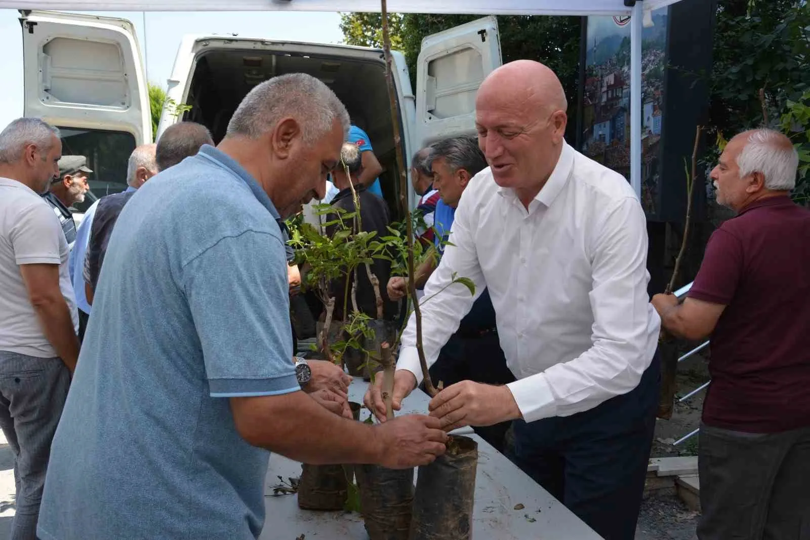 BABADAĞ BELEDİYESİ, İLÇE EKONOMİSİNE VE TARIMSAL ÜRETİME KATKI SAĞLAMAK AMACIYLA İLÇE GENELİNDE VATANDAŞLARA CEVİZ FİDANI DAĞITTI.