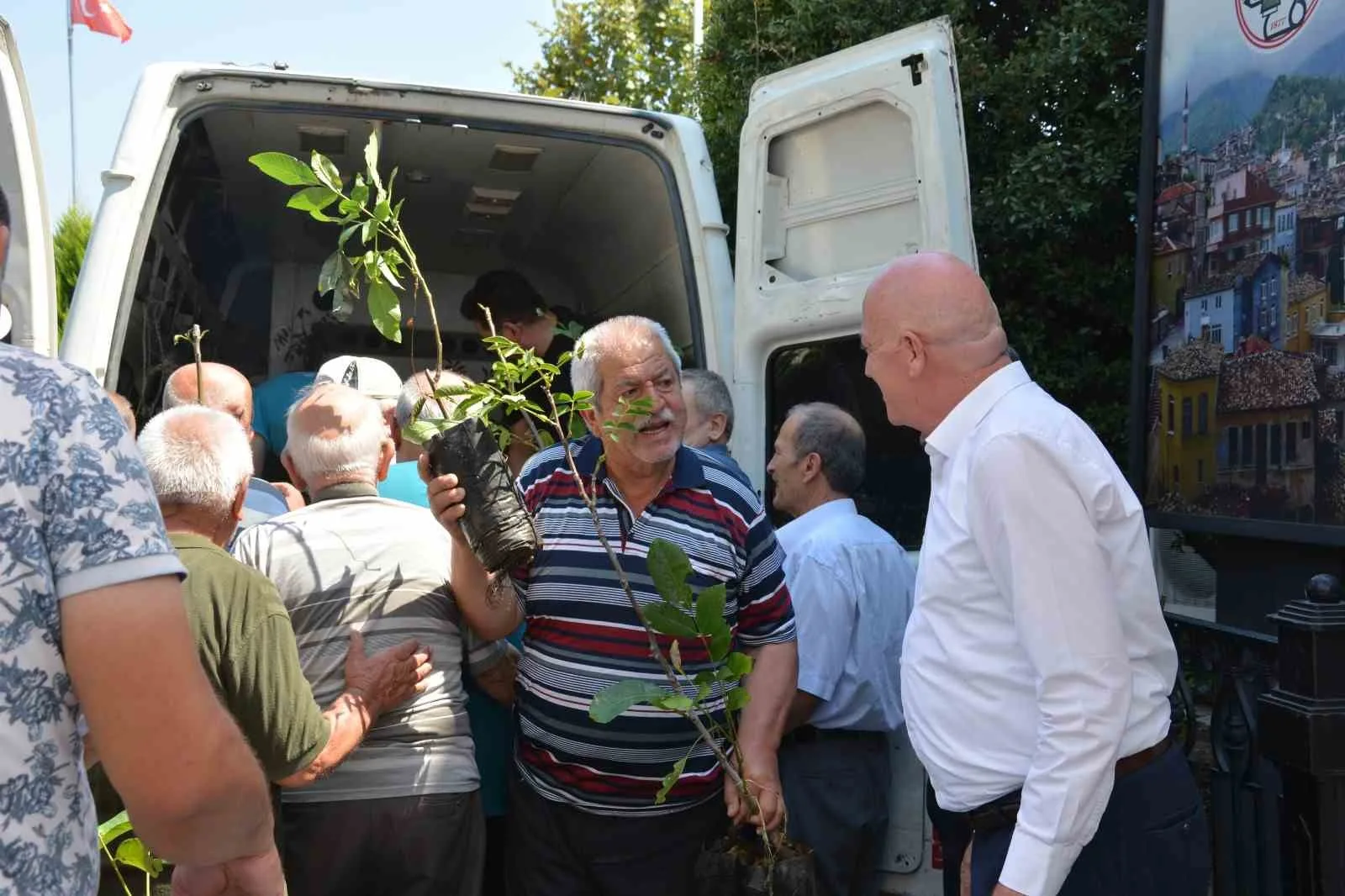 BABADAĞ BELEDİYESİ, İLÇE EKONOMİSİNE VE TARIMSAL ÜRETİME KATKI SAĞLAMAK AMACIYLA İLÇE GENELİNDE VATANDAŞLARA CEVİZ FİDANI DAĞITTI.