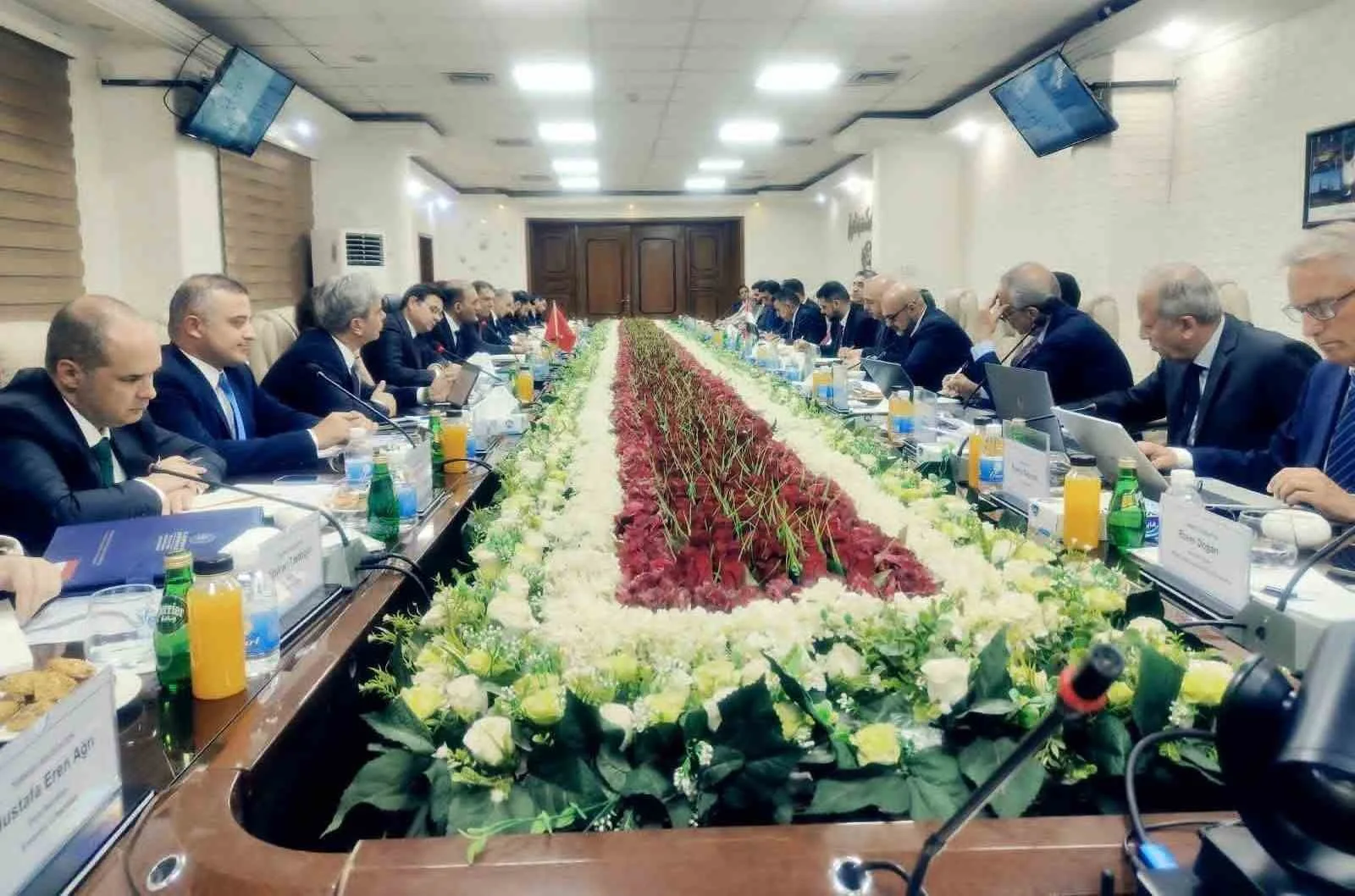 TÜRK VE IRAKLI YETKİLİLER, İKİ ÜLKENİN ULAŞTIRMA ALTYAPISINI GÜÇLENDİRMEYİ HEDEFLEYEN "KALKINMA YOLU PROJESİ" KAPSAMINDA İKİNCİ ORTAK TOPLANTIDA BAĞDAT’TA BİR ARAYA GELDİ.