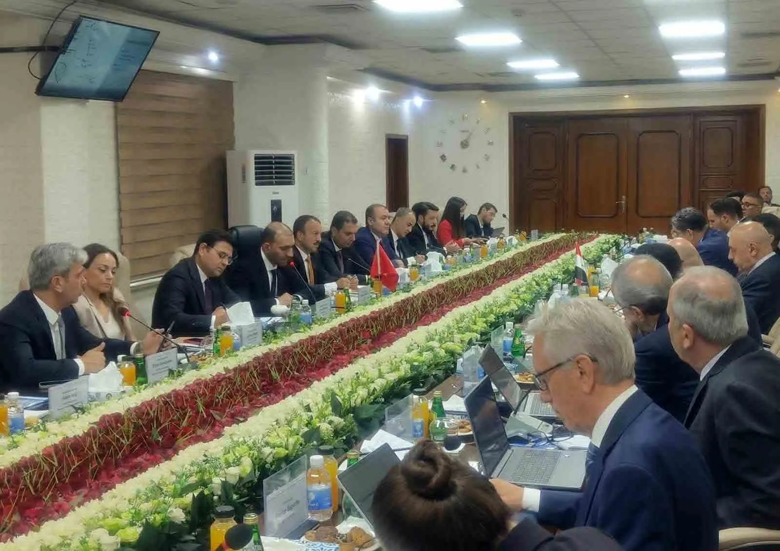 TÜRK VE IRAKLI YETKİLİLER, İKİ ÜLKENİN ULAŞTIRMA ALTYAPISINI GÜÇLENDİRMEYİ HEDEFLEYEN "KALKINMA YOLU PROJESİ" KAPSAMINDA İKİNCİ ORTAK TOPLANTIDA BAĞDAT’TA BİR ARAYA GELDİ.