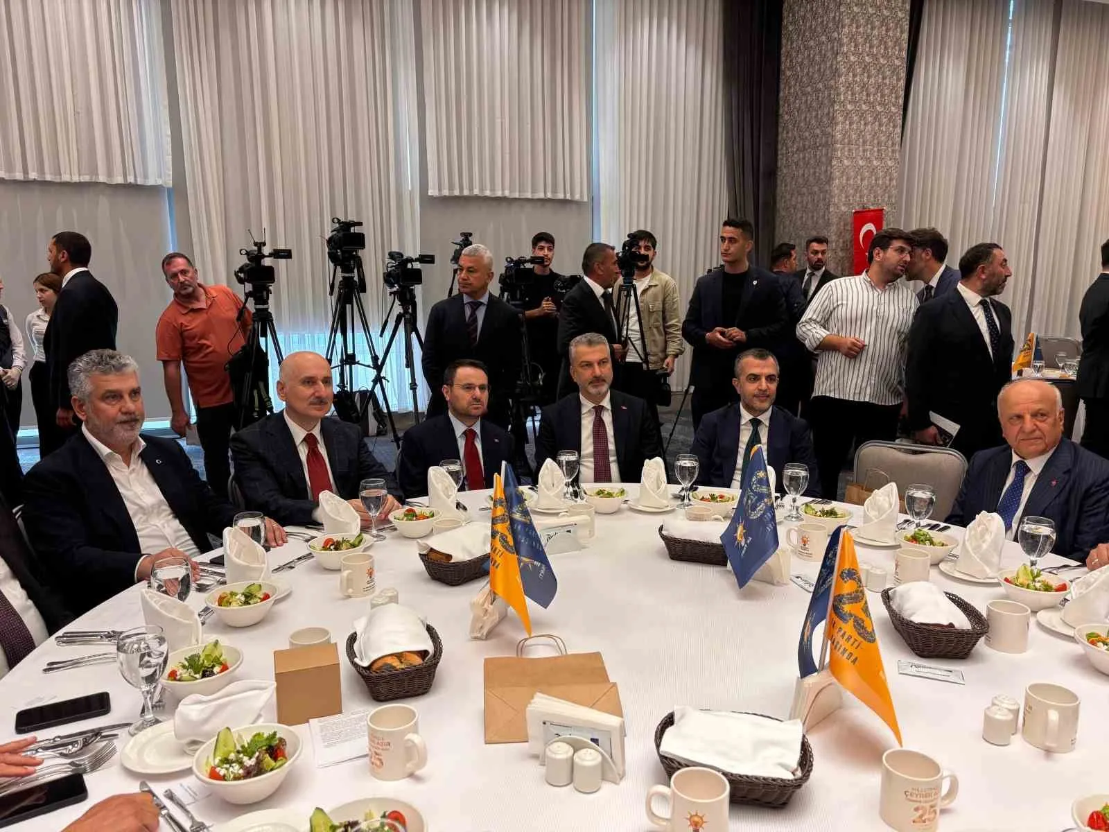 BİR DİZİ PROGRAM İÇİN SABAH SAATLERİNDE TRABZON’A GELEN ADALET BAKANI AKIN GÜRLEK, AK PARTİ 25. YIL TEŞKİLAT BULUŞMASI’NA KATILDI.